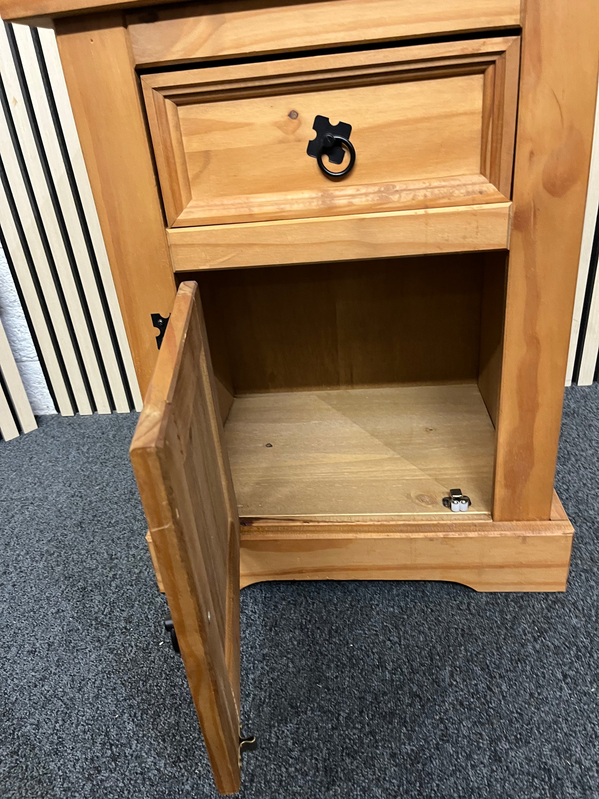 Waxed Pine 1 door / 1 dwr bedside locker W 55 x 40 D 4225