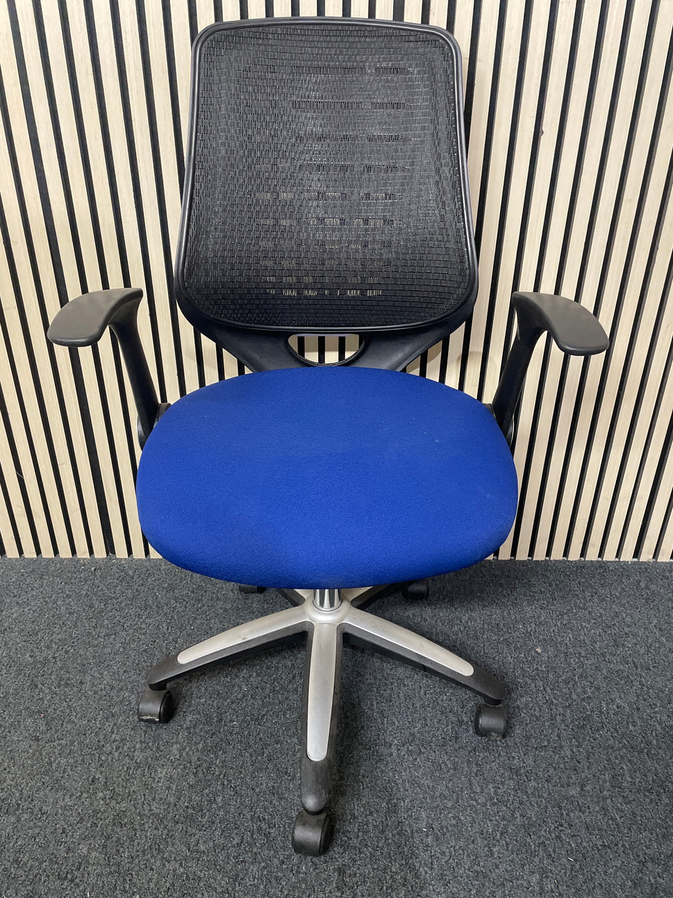 Black / Blue Mesh Swivel Chair w/ Arms