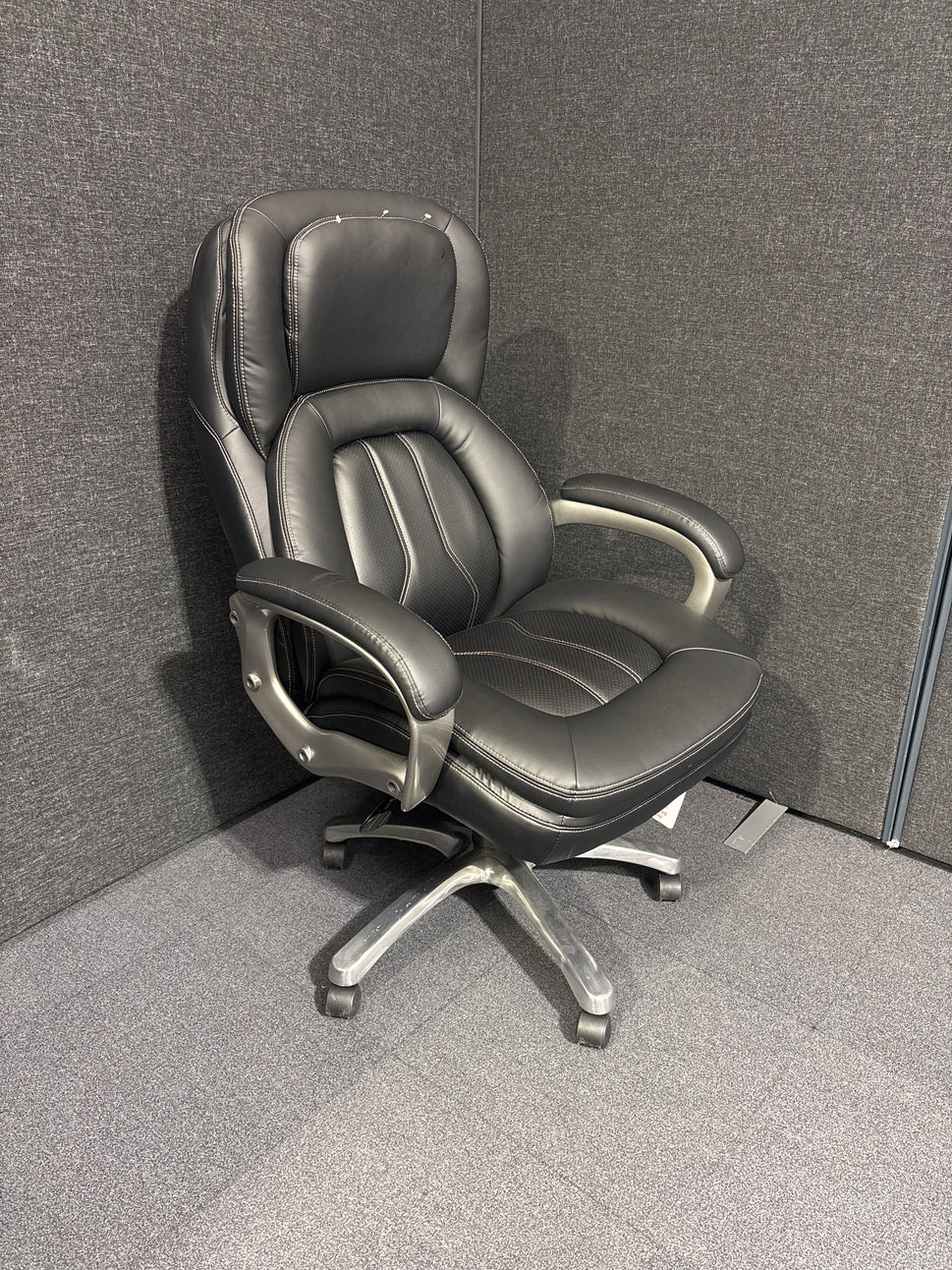 Atlas executive chair in black leather faced