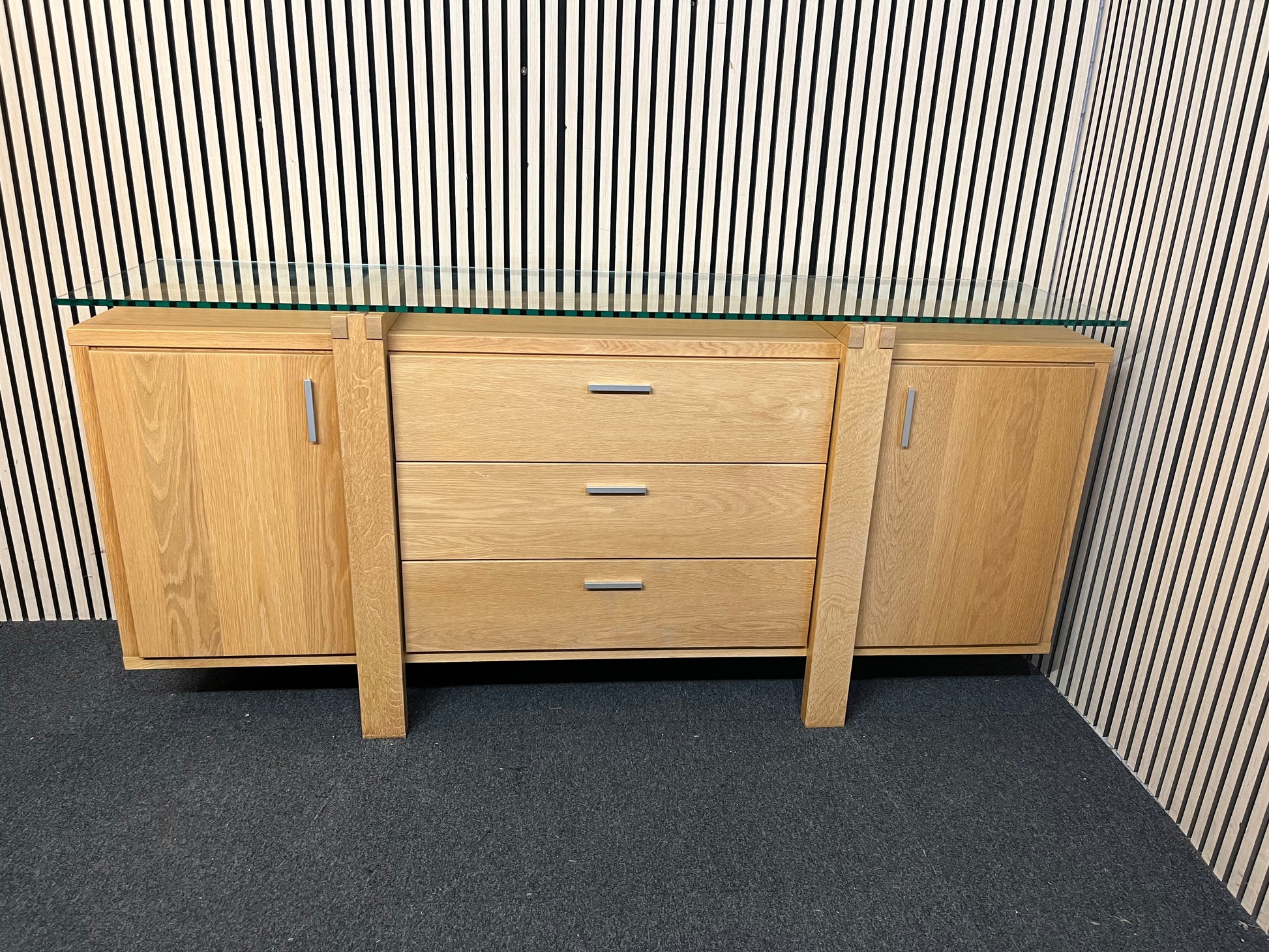 Contemporary oak sideboard featuring three drawers and two side cabinets (H 90 x W 200 x D 49 cm) 44242