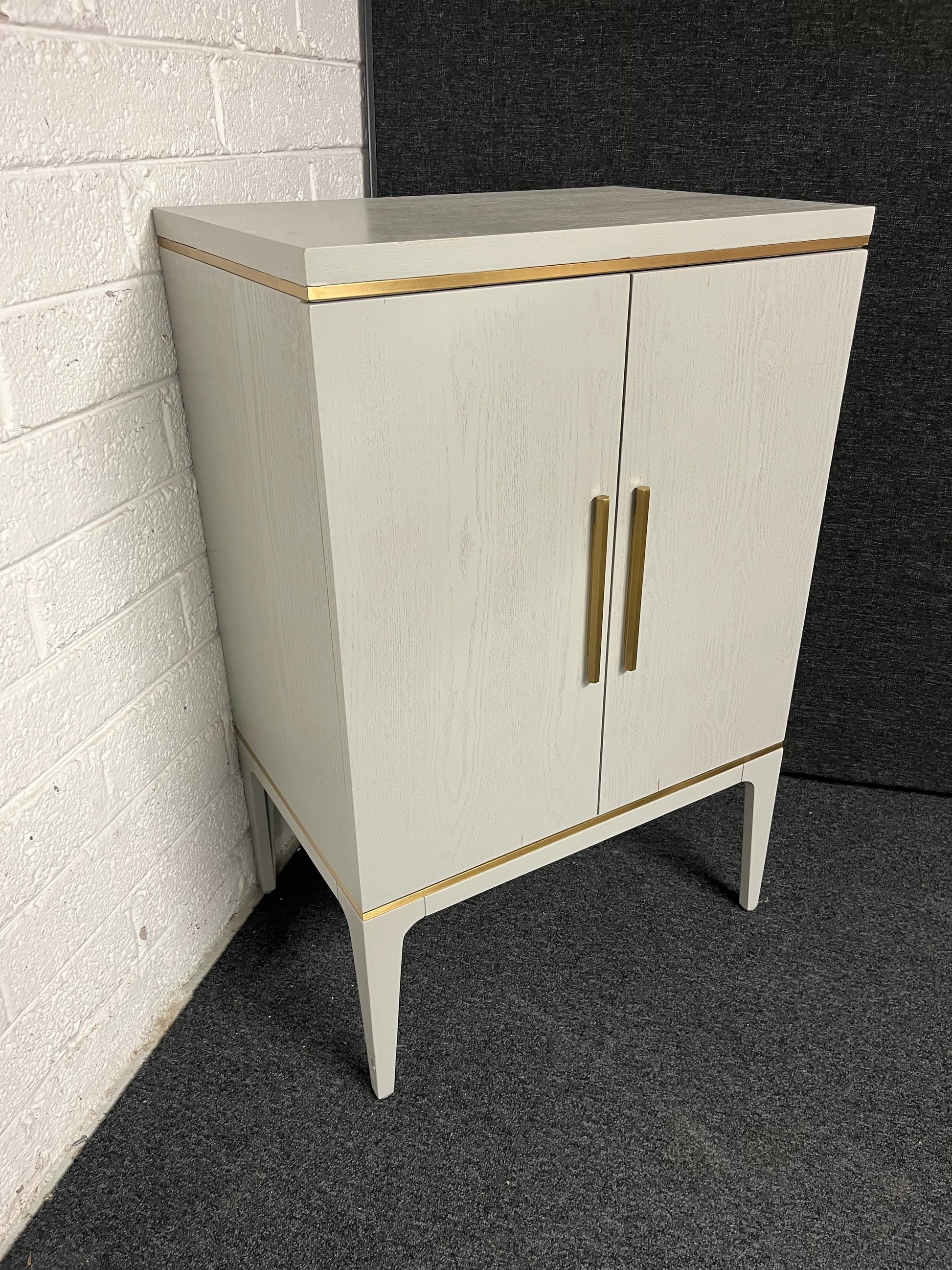 Grey painted solid oak 2 door storage unit with brass handles (H 1000 x W 650 x D 450 mm) 1225
