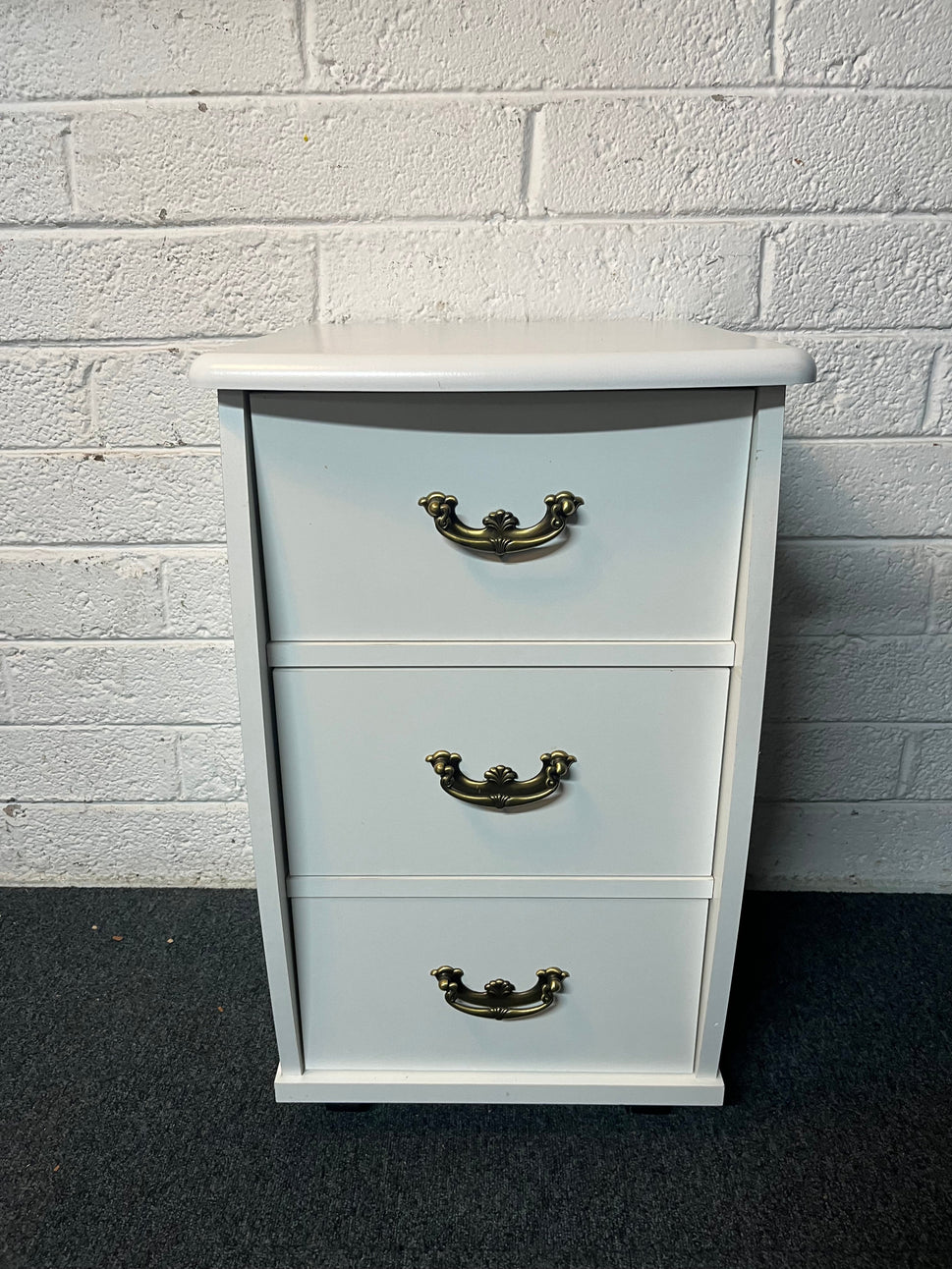 3 drawer white bedside locker (H 73 x W 45 x D 43 cm) on wheels 2225