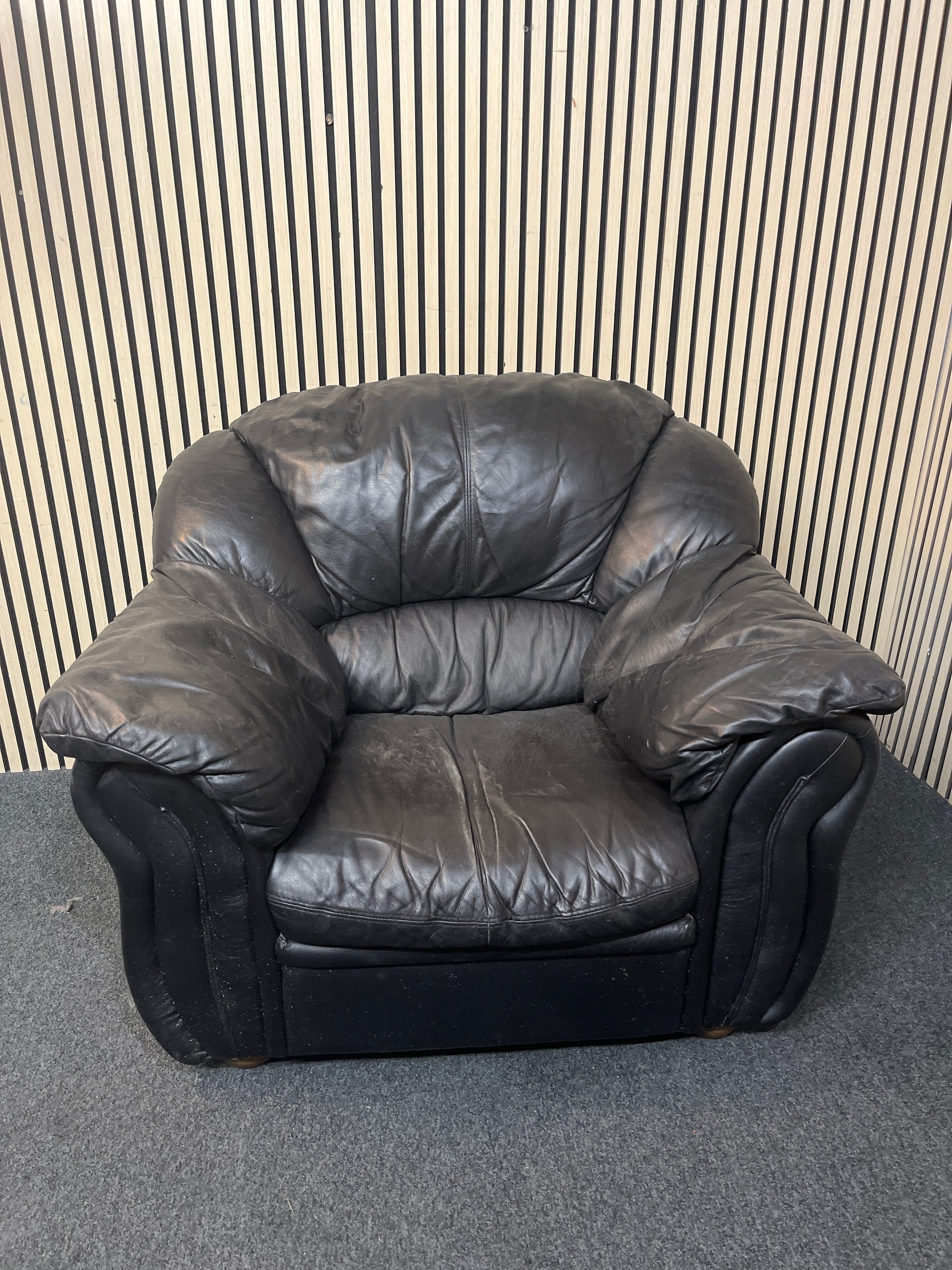 black leatherette armchair 43718