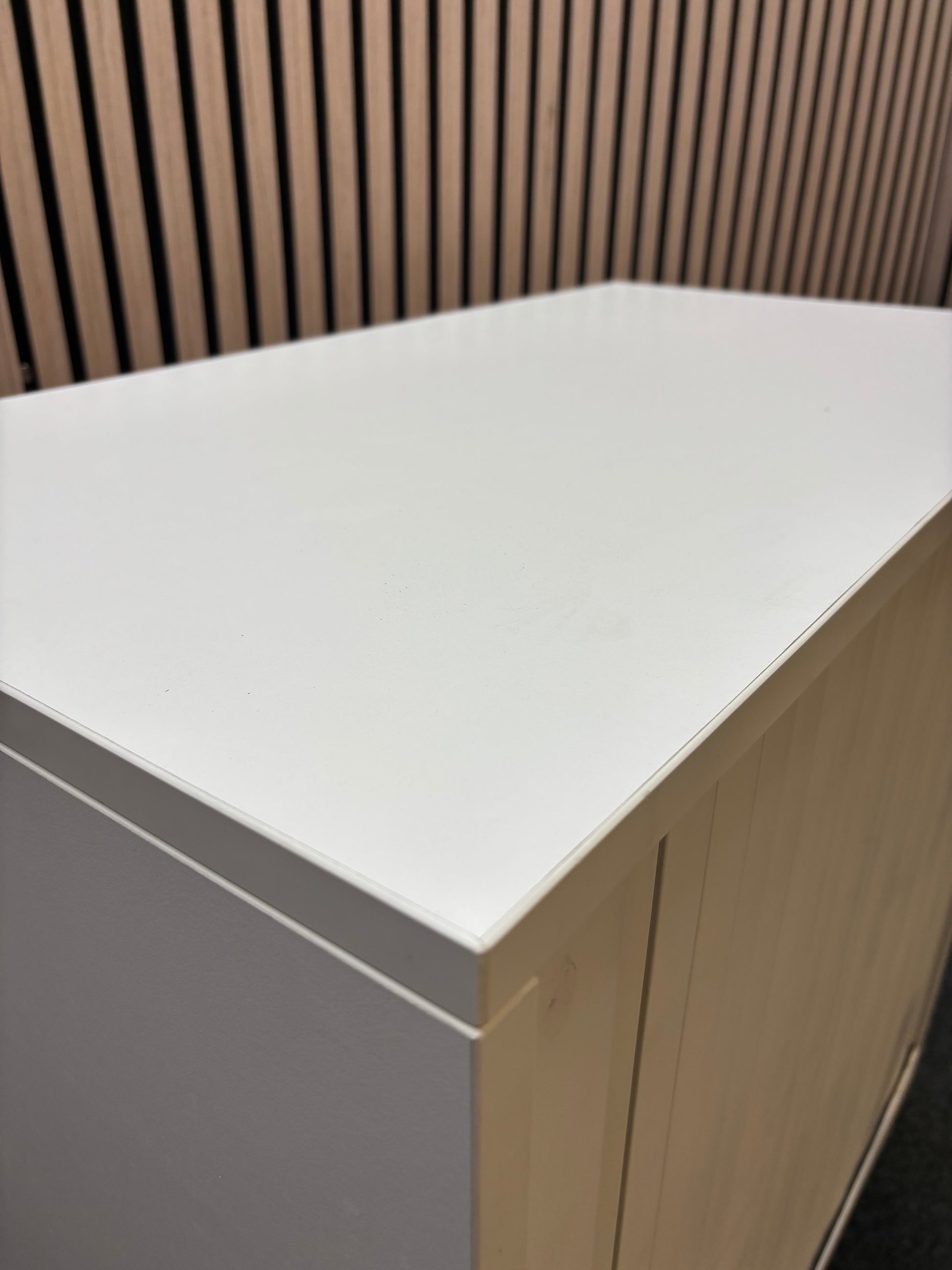 White wooden tambour unit with storage shelf and sliding door (H 79 x W 80 x D 43 cm)