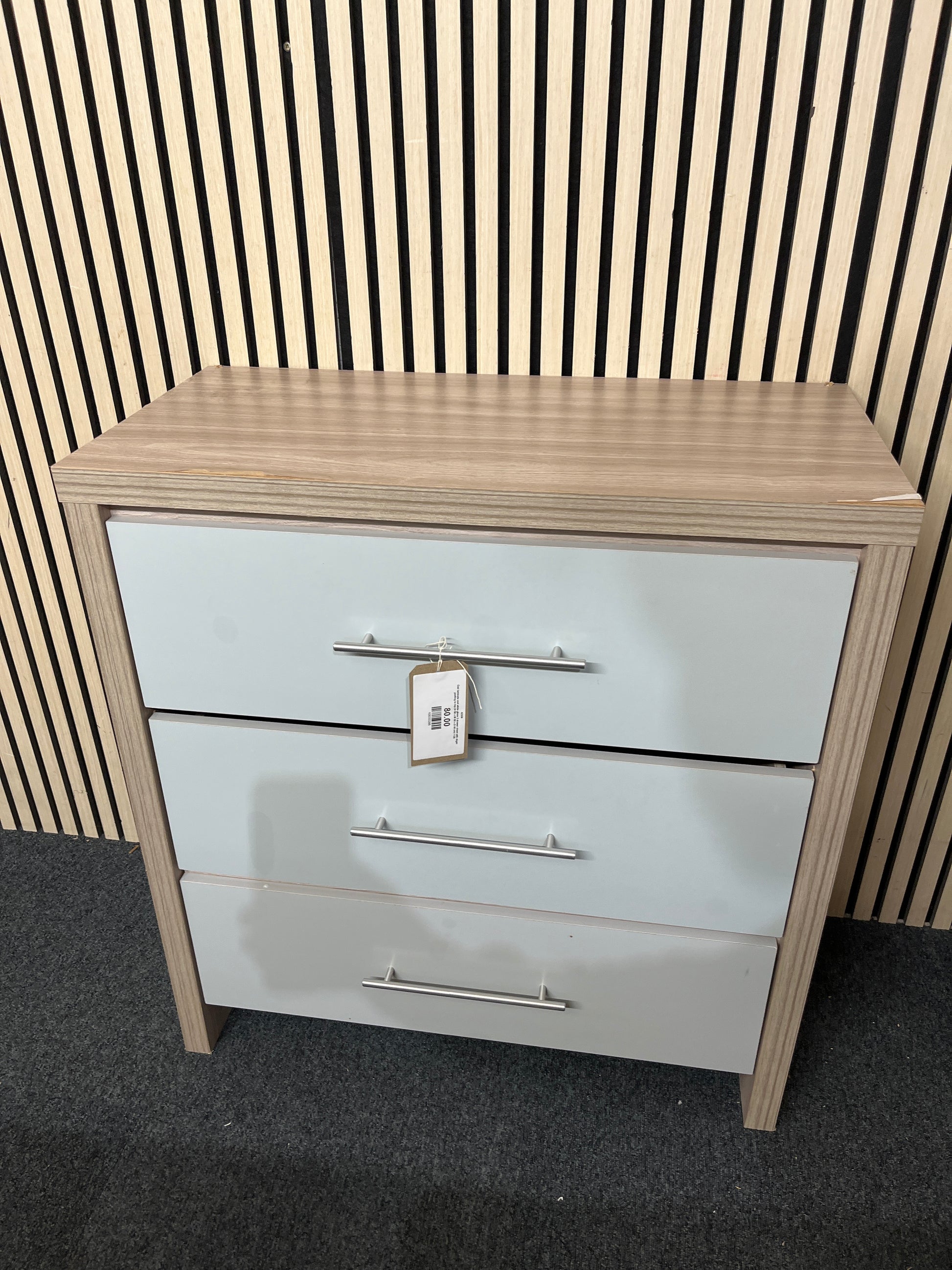 Oak laminate and white gloss 3 drawer chest with slight peeling to top (H 86 x W 80 x D 40 cm) 1126
