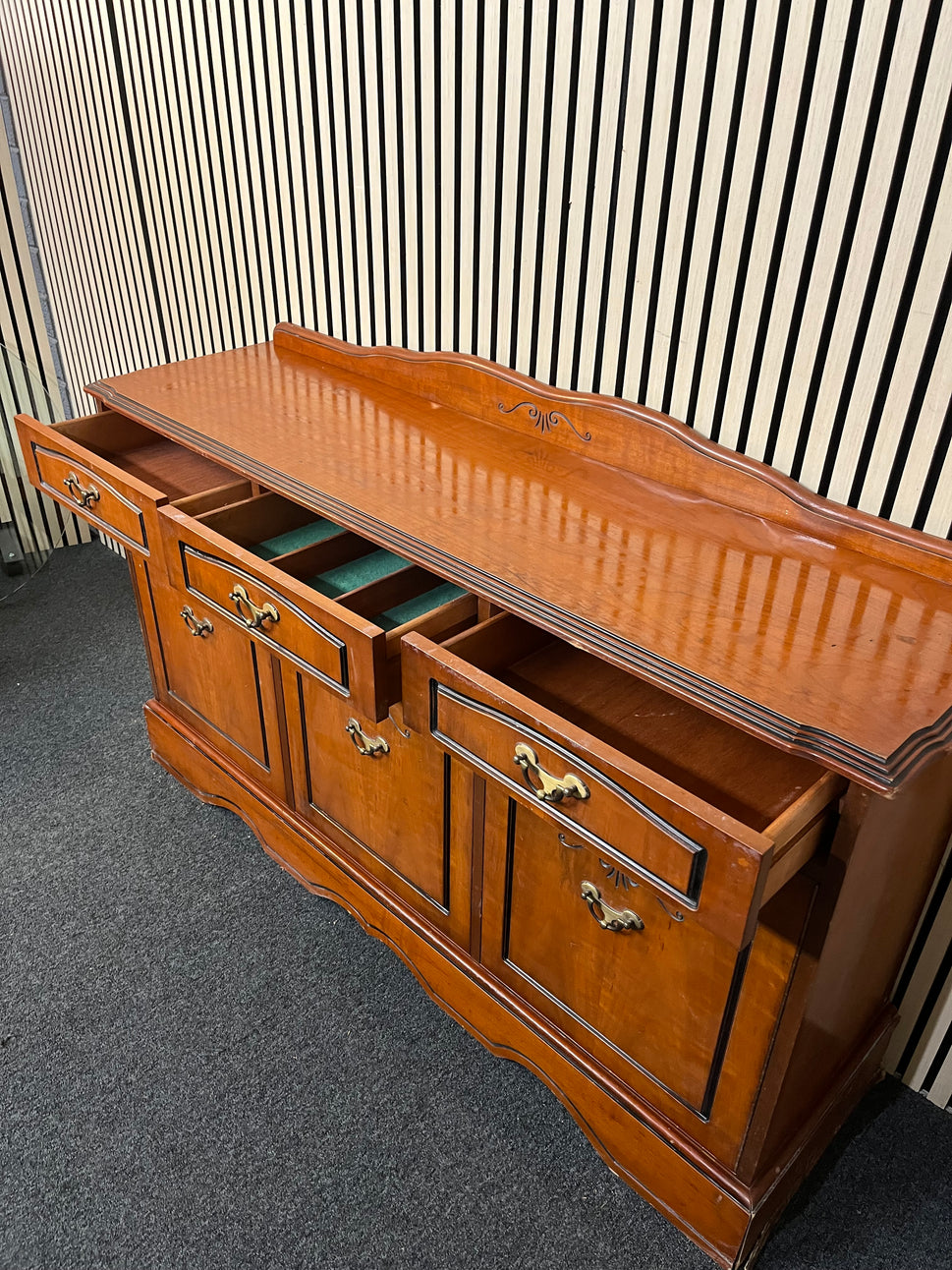 Rossmore mahogany long 3 door 3 drawer sideboard (H 88 x W 146 x D 40 cm) 2425