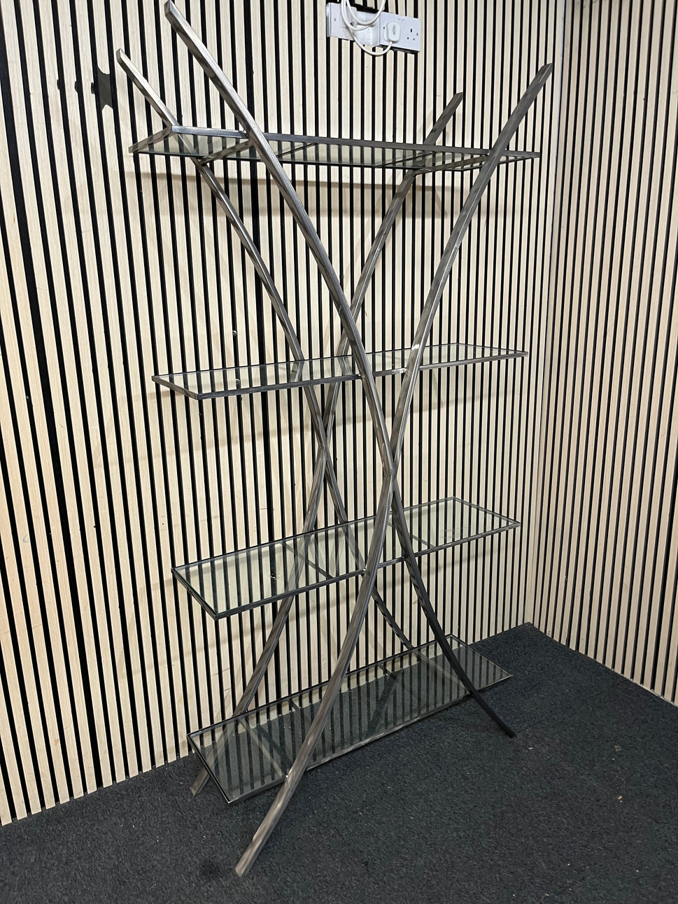 Modern chrome and glass tiered open shelf unit with splayed legs (H 200 x W 100 x D 31 cm) 43720