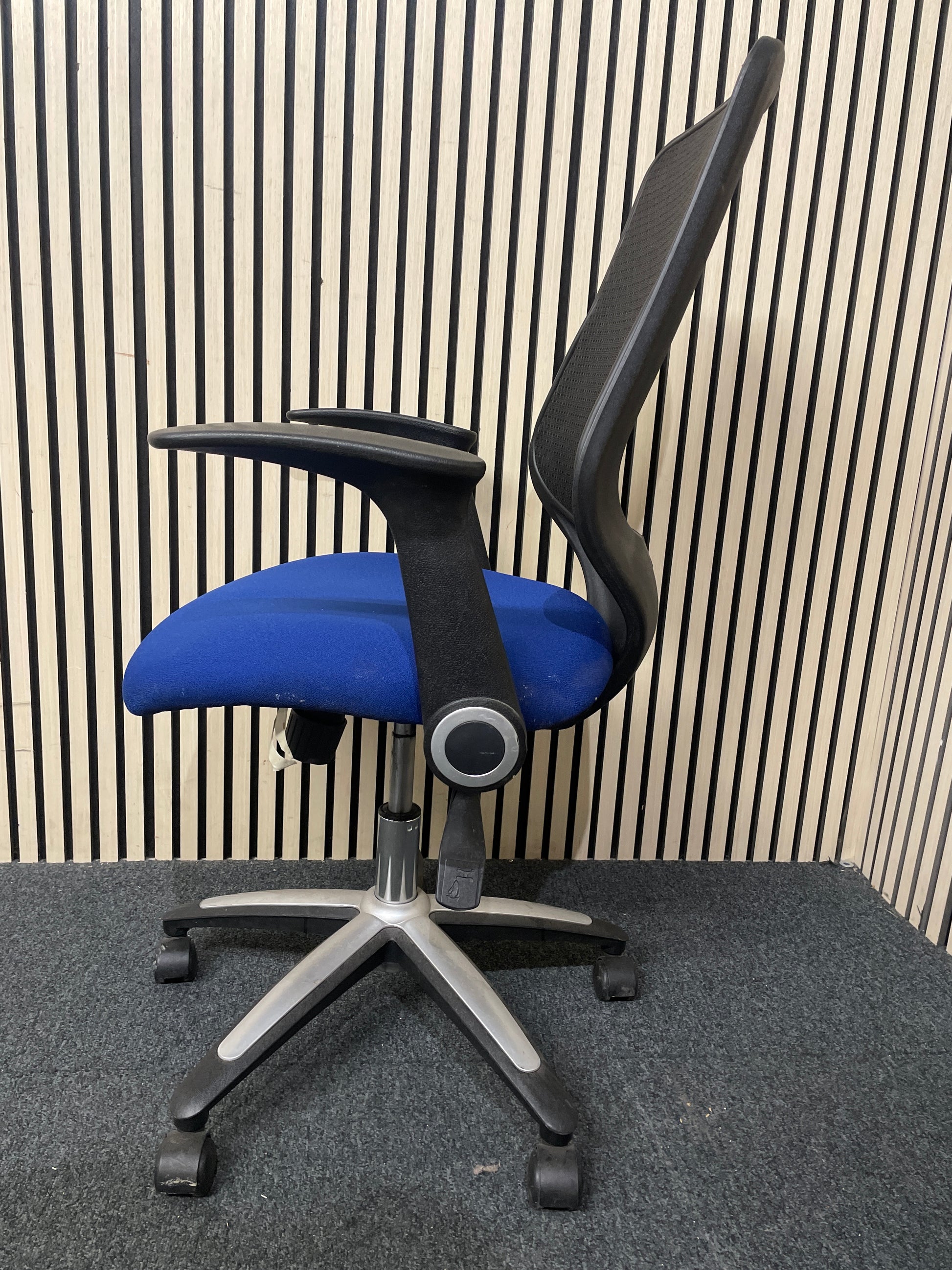 Black / Blue Mesh Swivel Chair w/ Arms