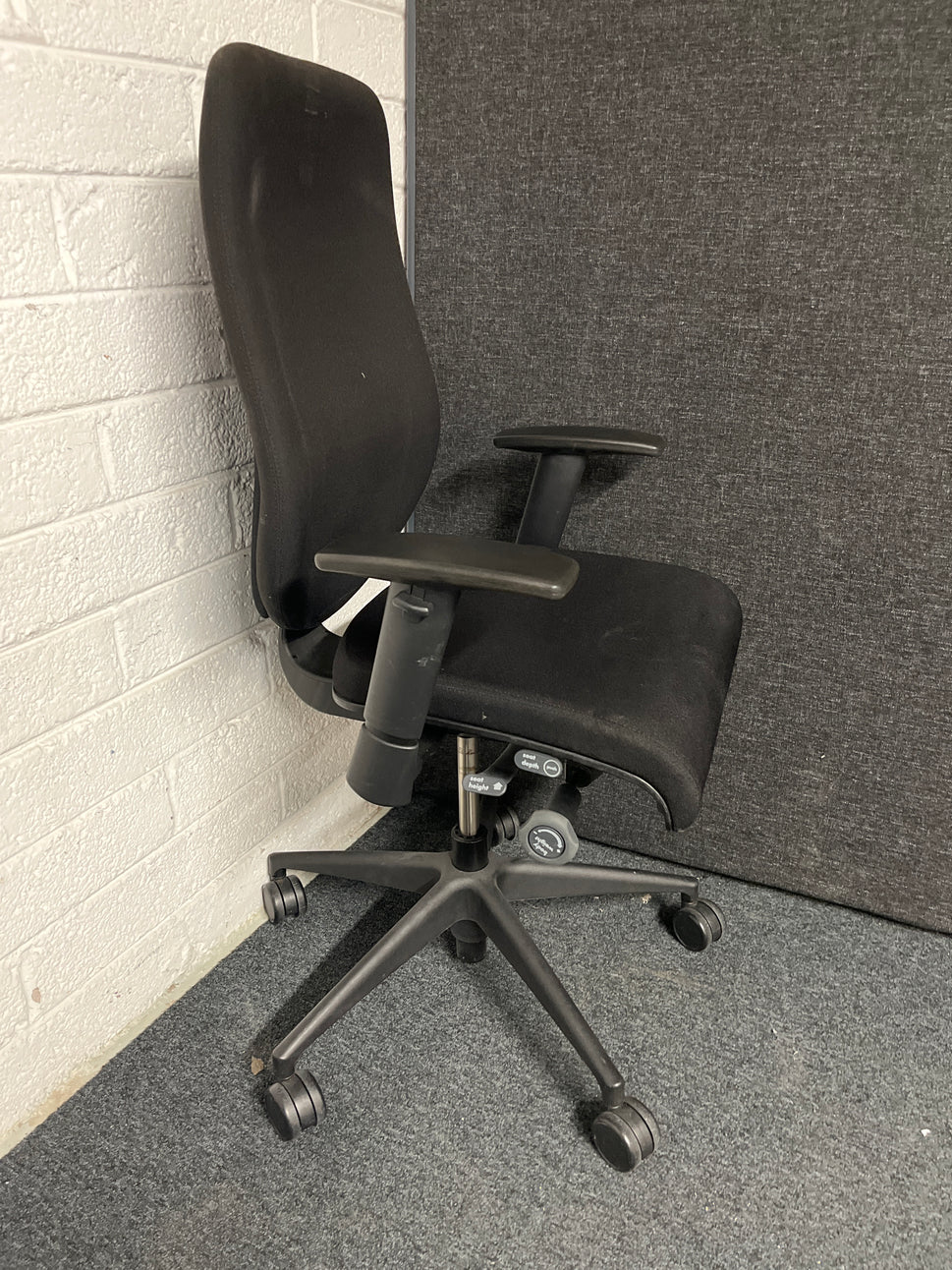 SECONDHAND high back multifunction swivel chair with arms