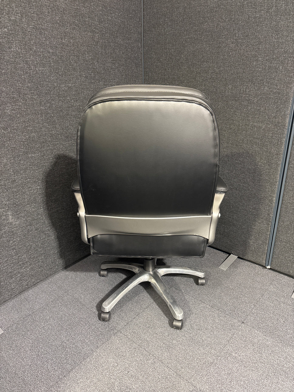 Atlas executive chair in black leather faced