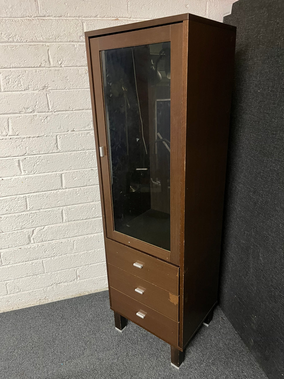 Tall mahogany laminate display cabinate with 3 drawers (H 164 x W 50 x D 42 cm) 2225