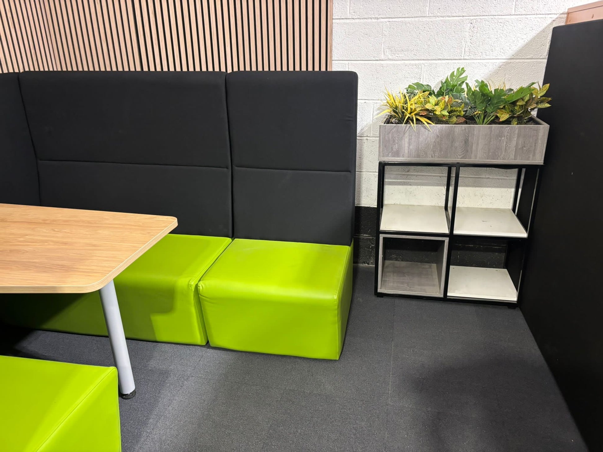 Ziggy large high back green and black modular soft seating with table