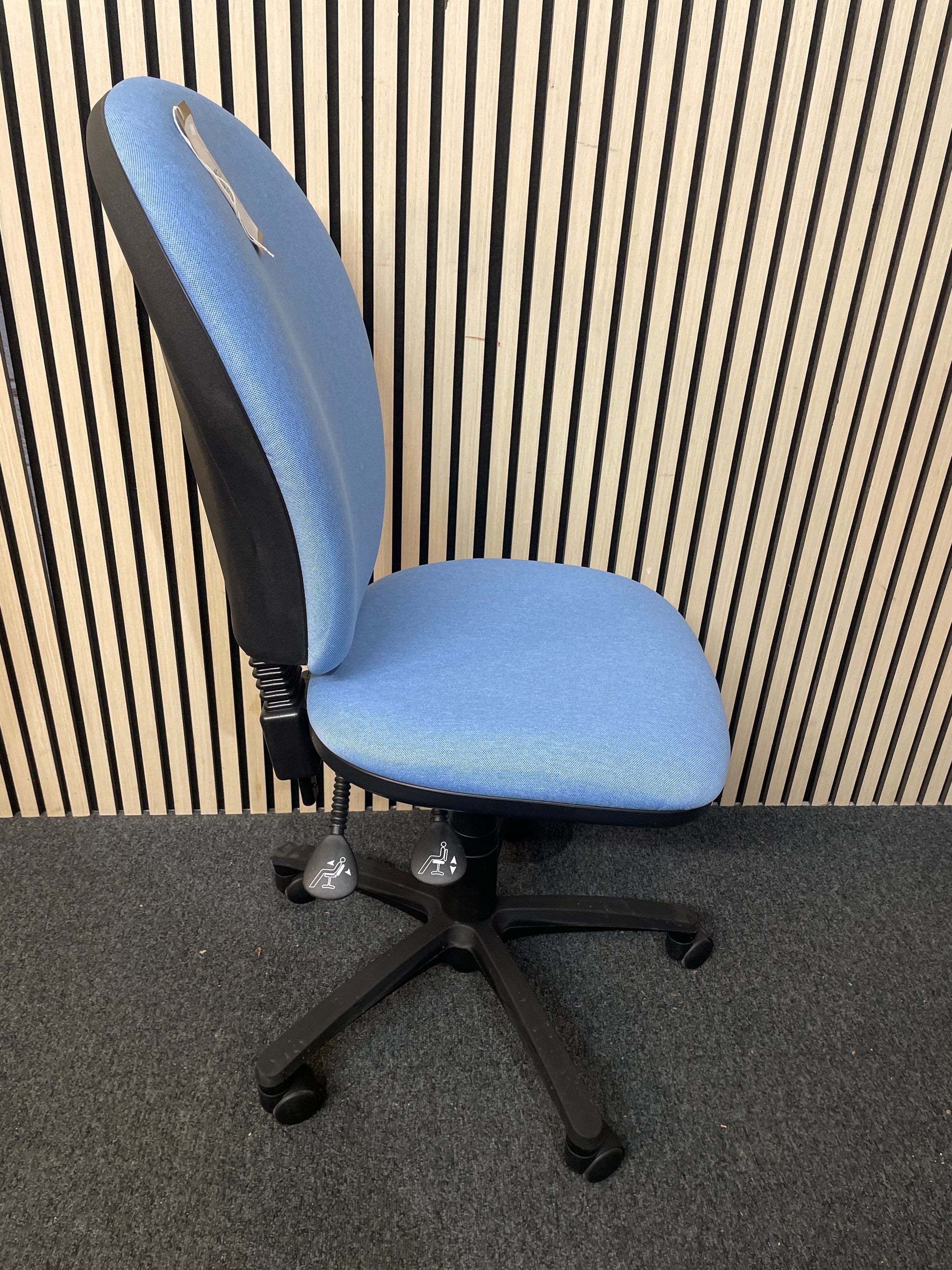 Lyreco - 3 level swivel chair with height adjustable back - POWDER BLUE