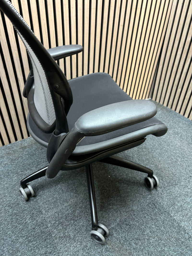 Humanscale Diffrient world black fabric seat, black mesh back swivel chair with adjustable arms swivel chair
