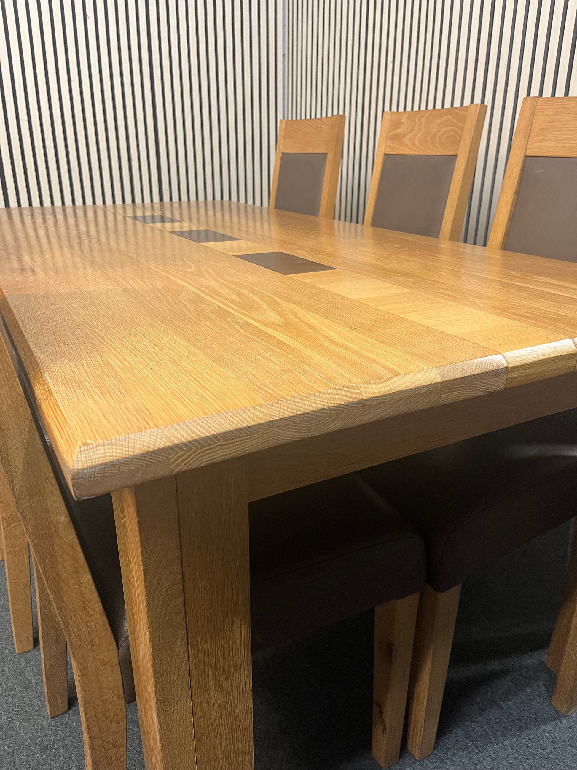 Solid oak large rectangular kitchen table with 6 matching oak and brown leather dining chairs (H 72 x W 180 x D 90 cm) 43849