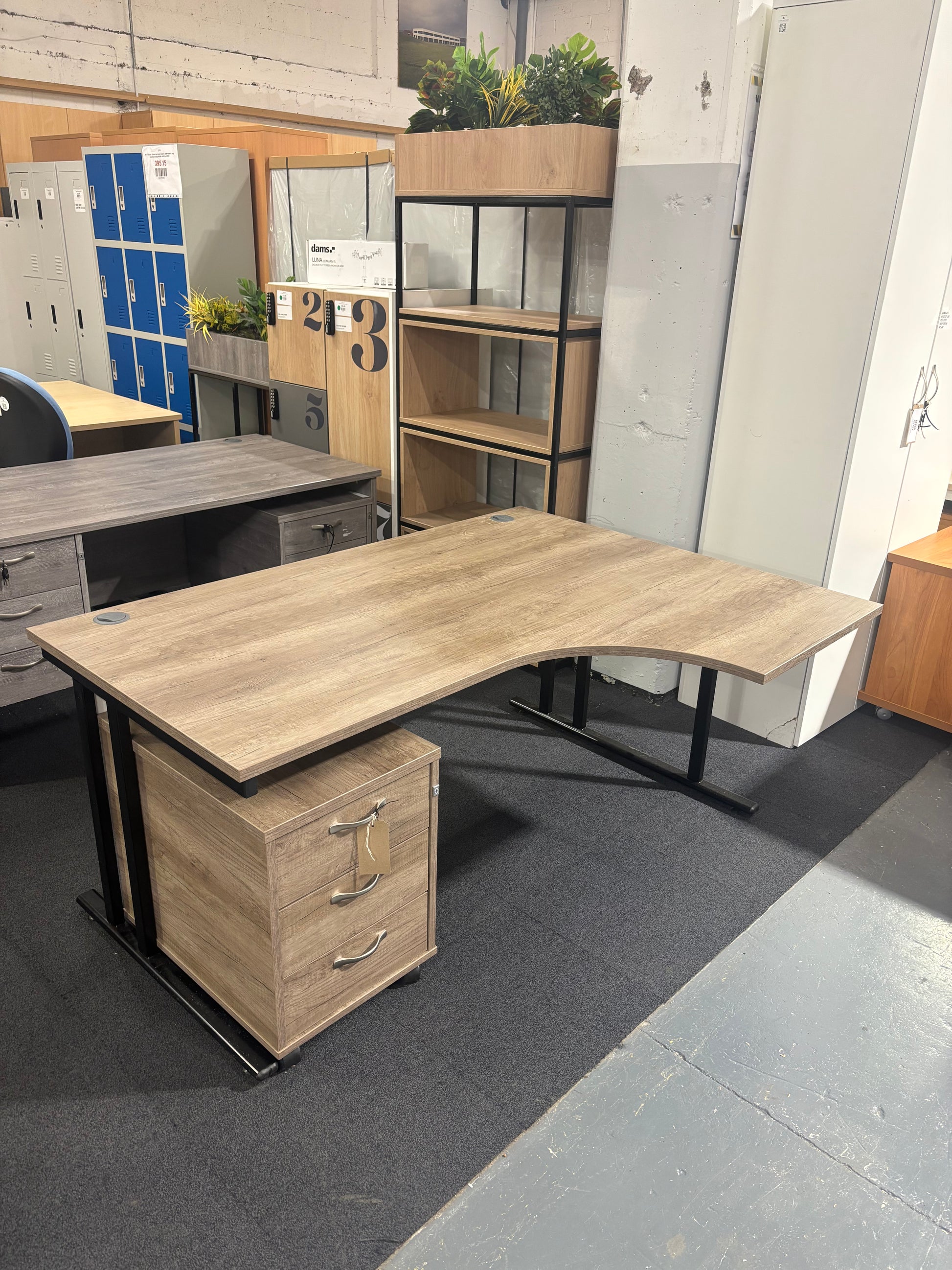 Nebraskan Oak radial desk 1600*1200