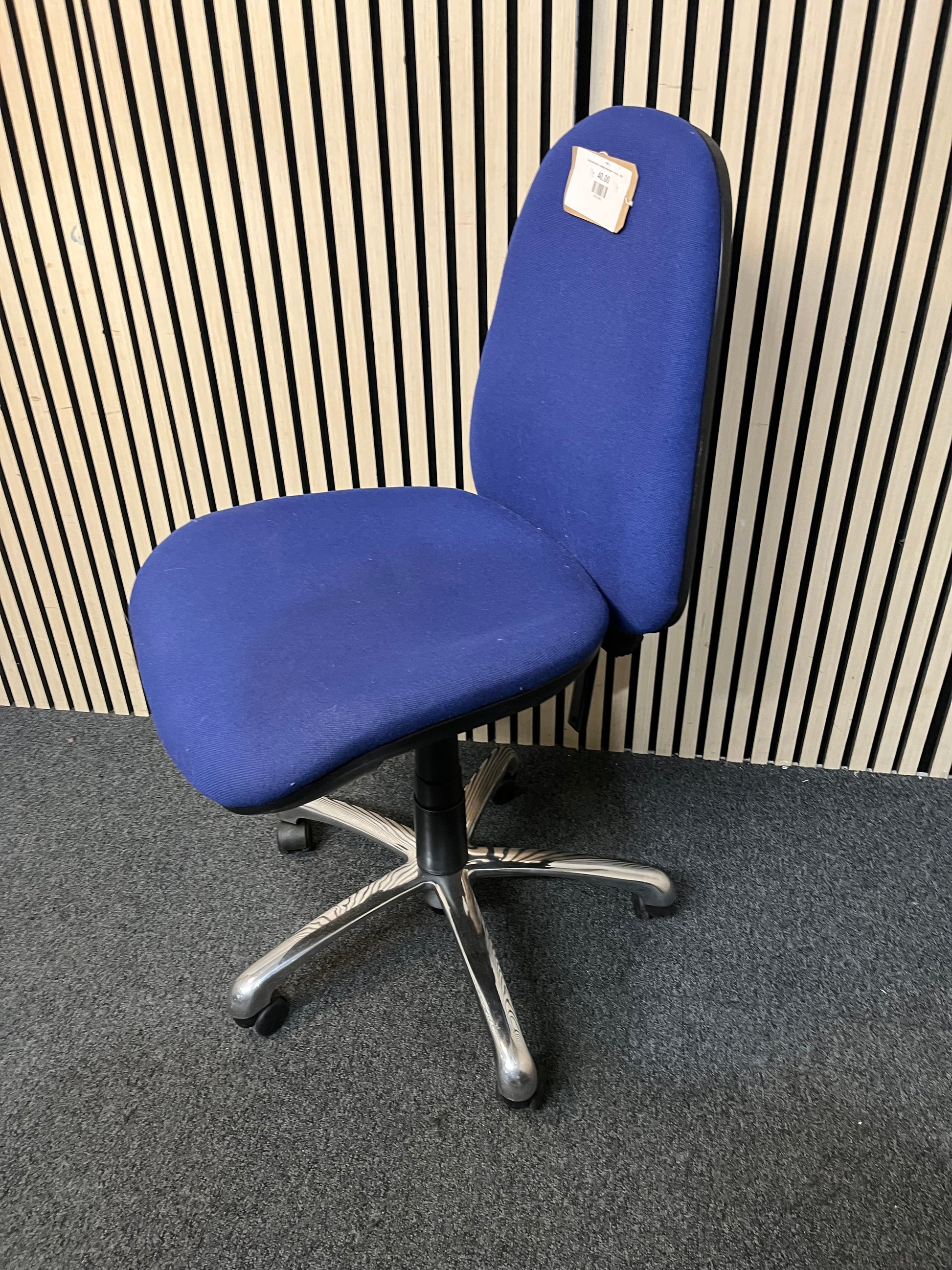 Used blue fabric vantage style chair - no arms 3425