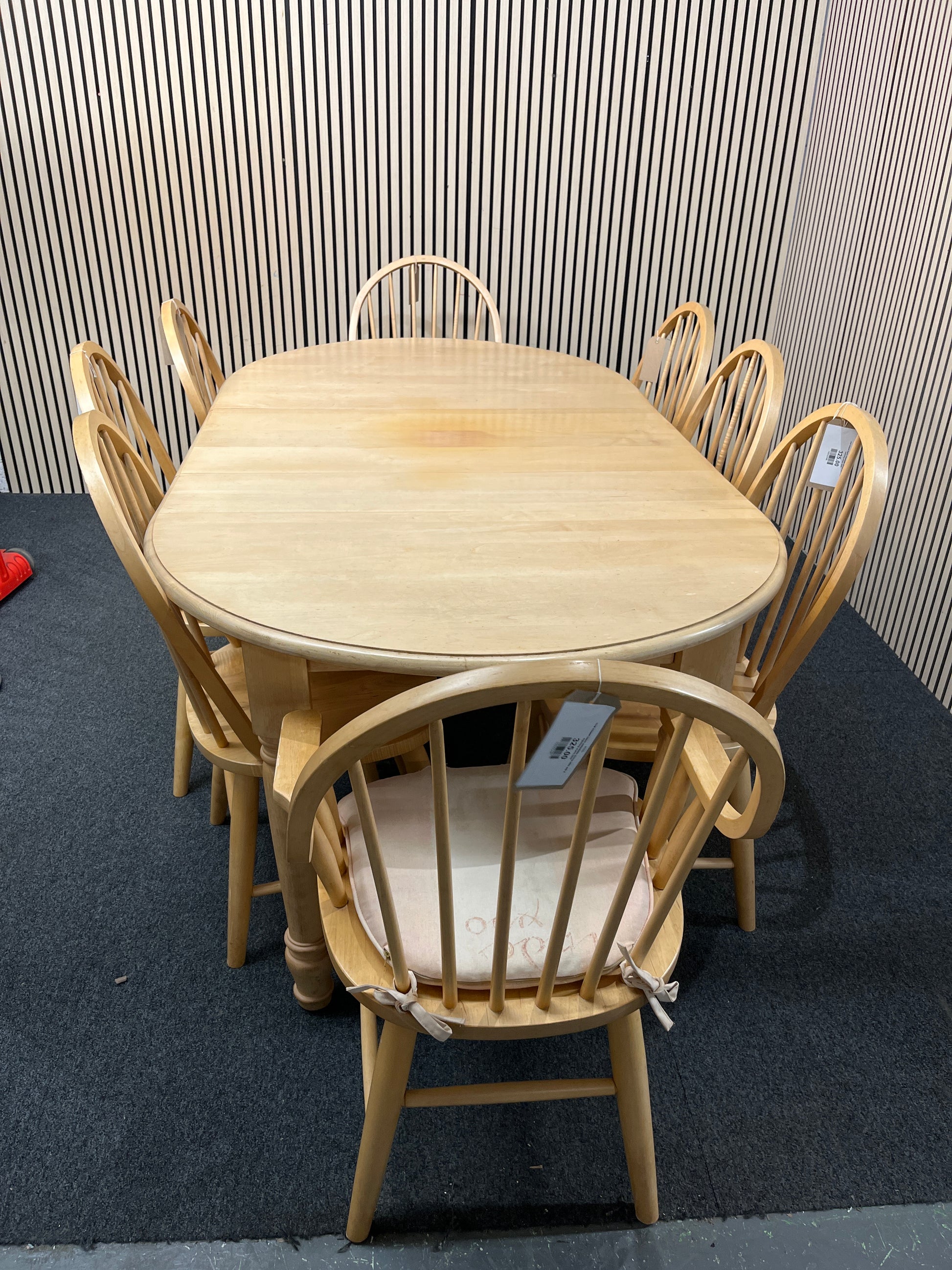 Oval shaped beech extendable dining table with 5 matching chairs (H 76 x W 154, 200 x D 107 cm) 3425