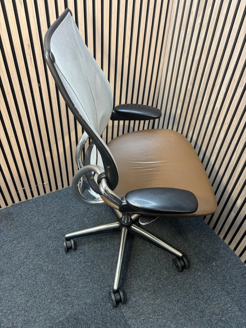 Humanscale Libery task swivel chair with mesh back and dark brown leather seat J3913