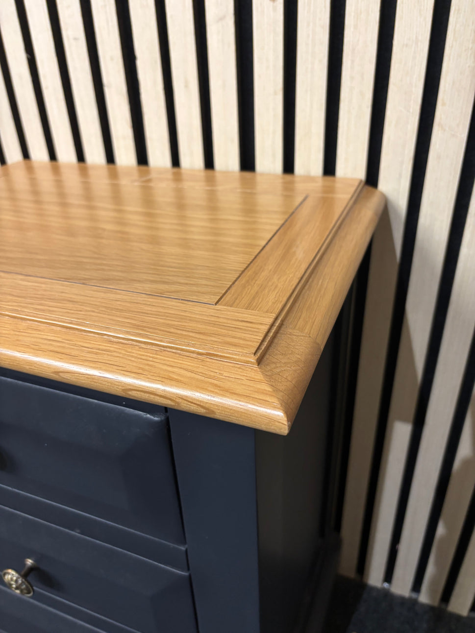 Solid oak and grey painted 3 drawer bedside locker (H 60 x W 45 x D 32 cm) 43599