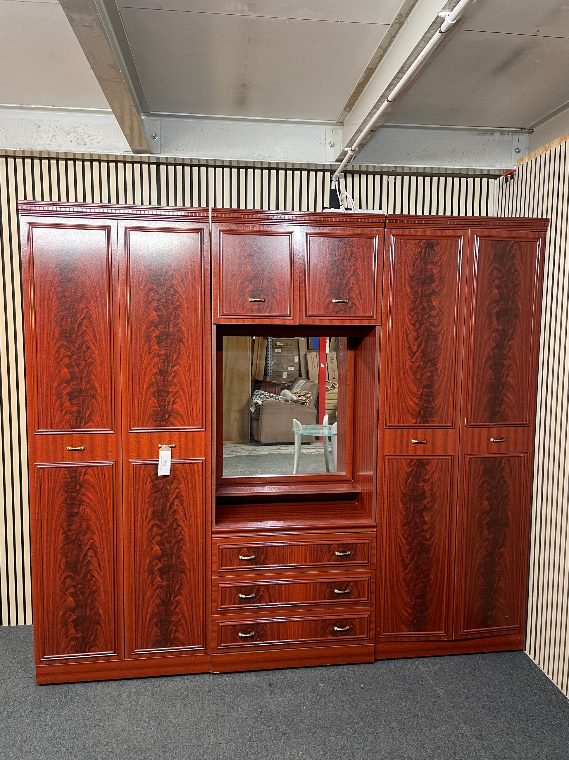 Large mahogany 2 door wardrobe with central mirror (H 210 x W 77 x D 56 cm)