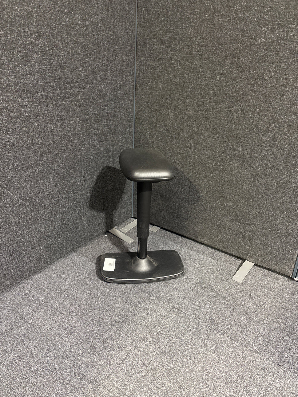 Lean back stool height adjustable in black rubber