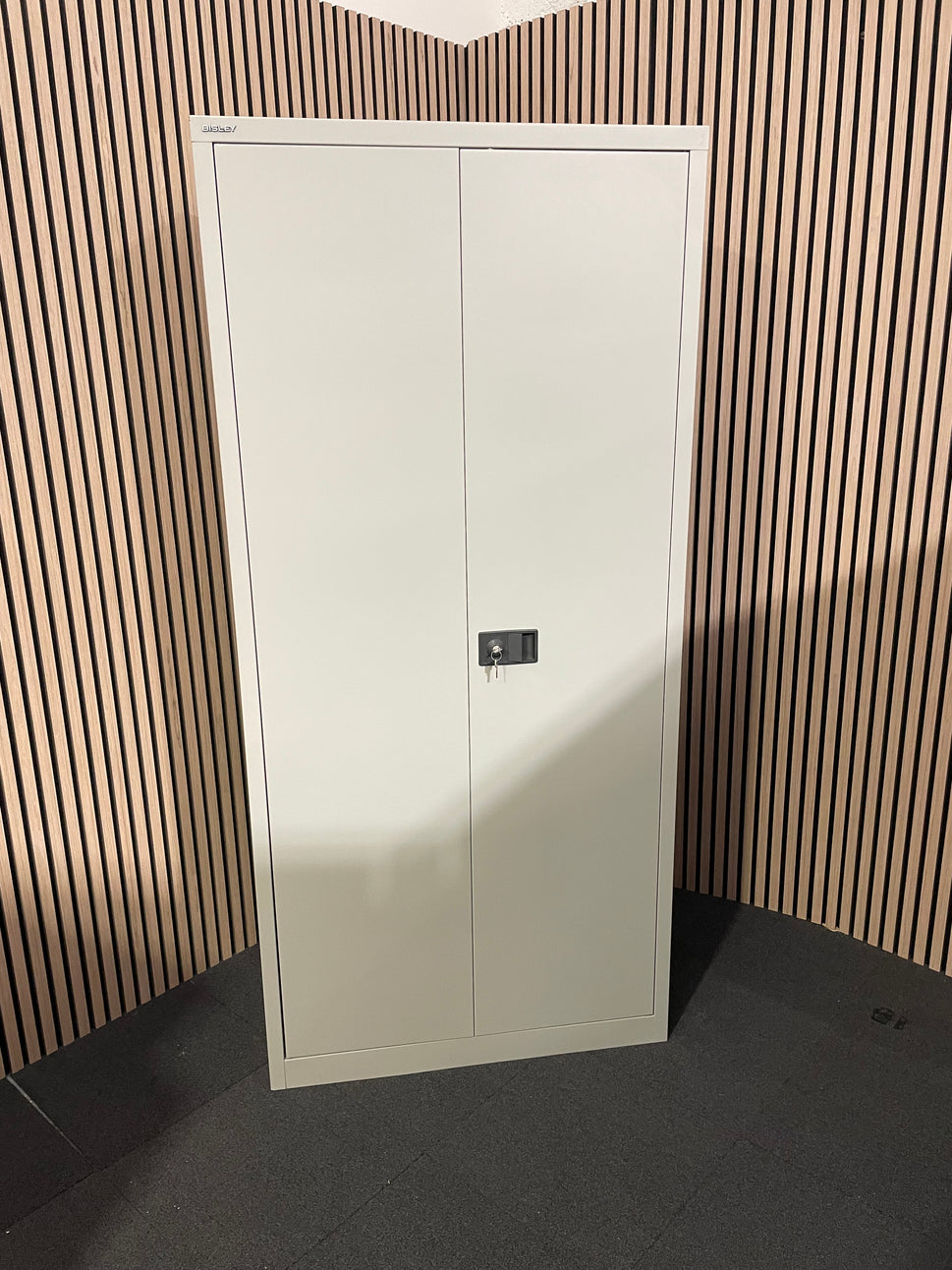 Bisley grey metal 2 door storage unit with keys and 4 shelves (H 195 x W 92 x D 40 cm)