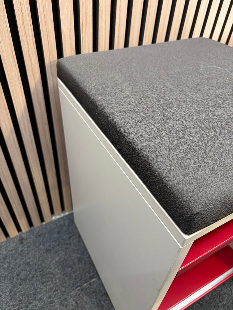 White and red sliding door storage unit (H 55 x W 160 x D 40 cm)