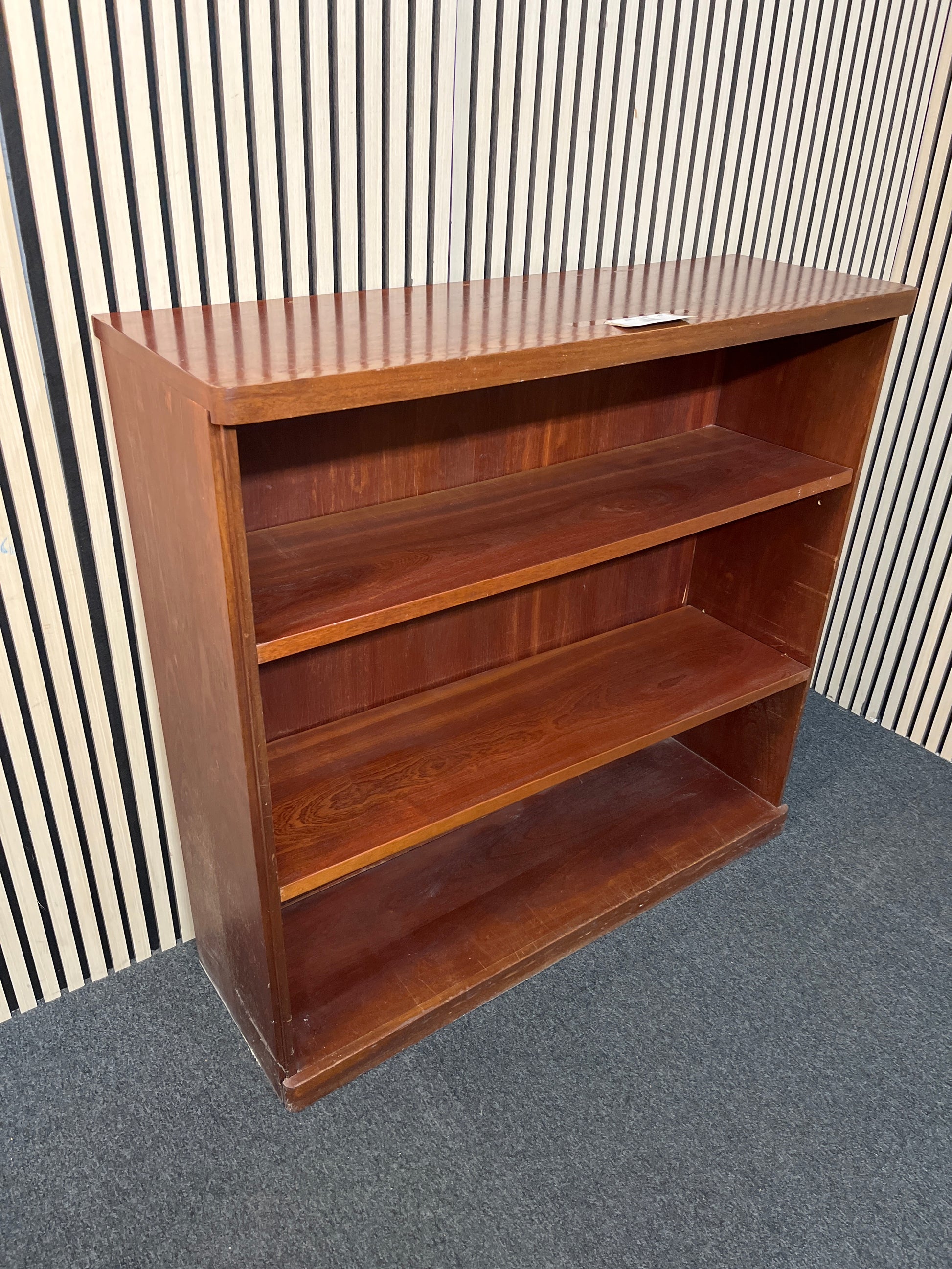 Low open mahogany bookcase (H 114 x W 120 x D 39 cm) 2425