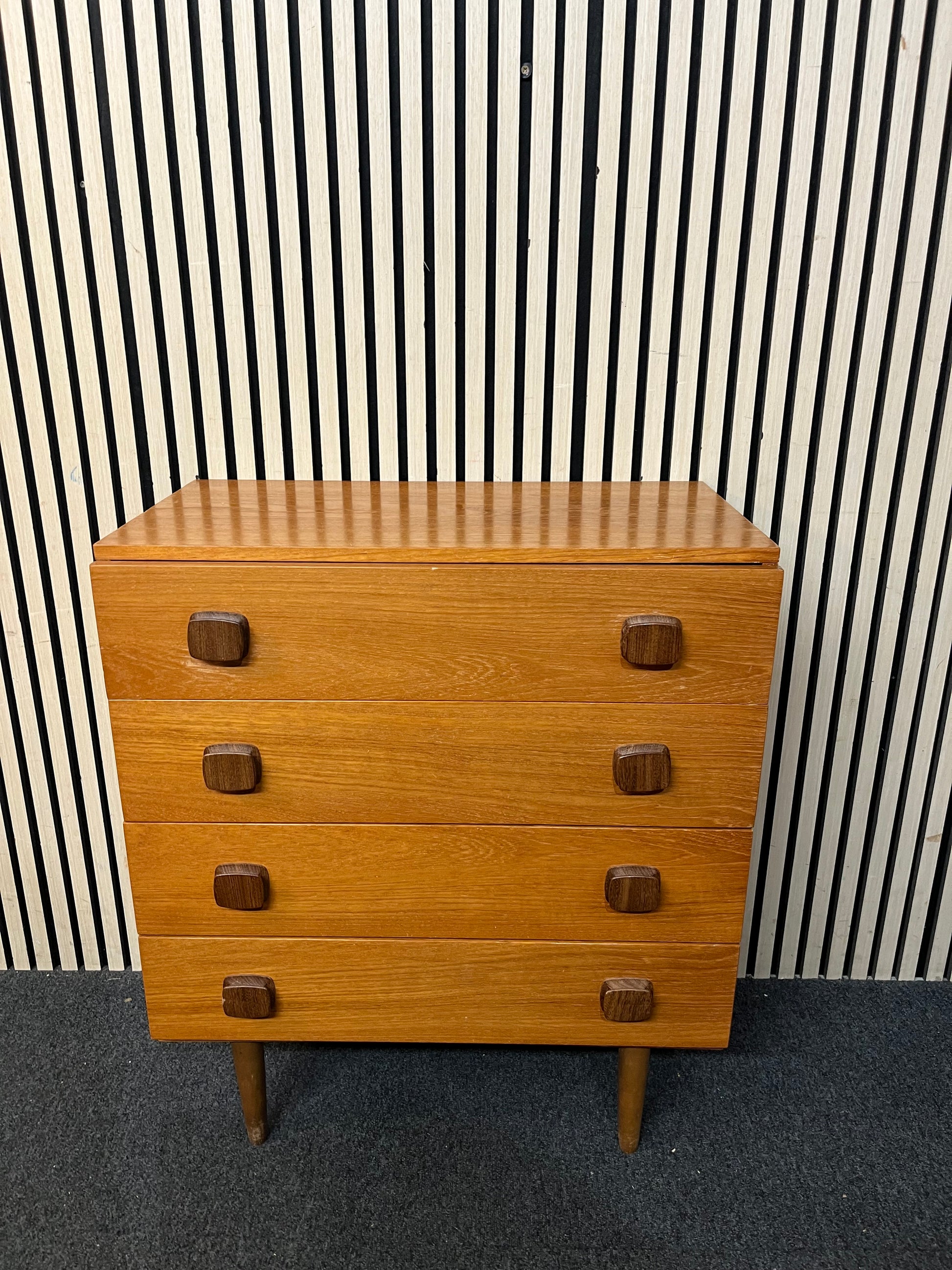 Low mid century teak veneer chest of drawers (H 83 x 71 x D 40 cm) 43499