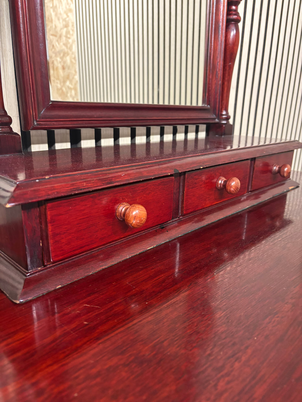 Ornate 4 drawer long stag mahogany bedroom dressing table with mirror (H 152 x W 104 x D 55 cm) 2226