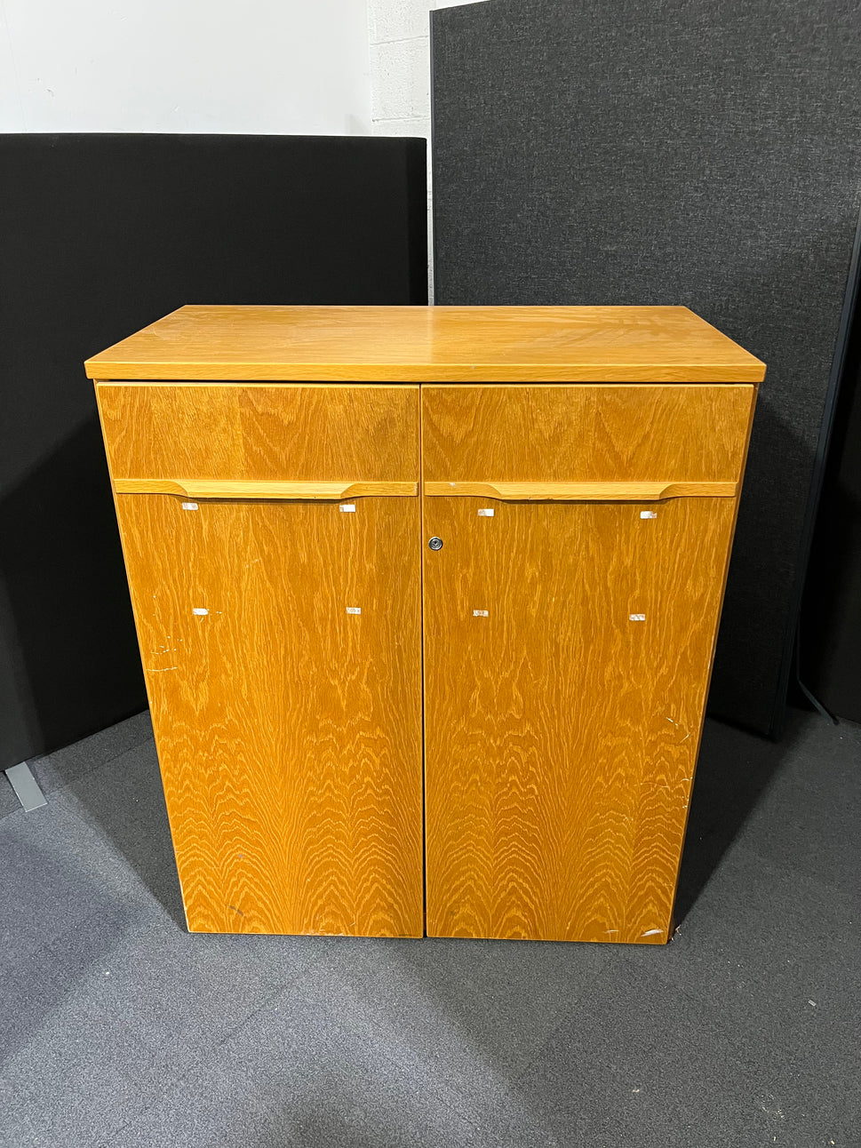 Solid oak 2 door storage unit (H 120 x W 100 x D 53 cm)