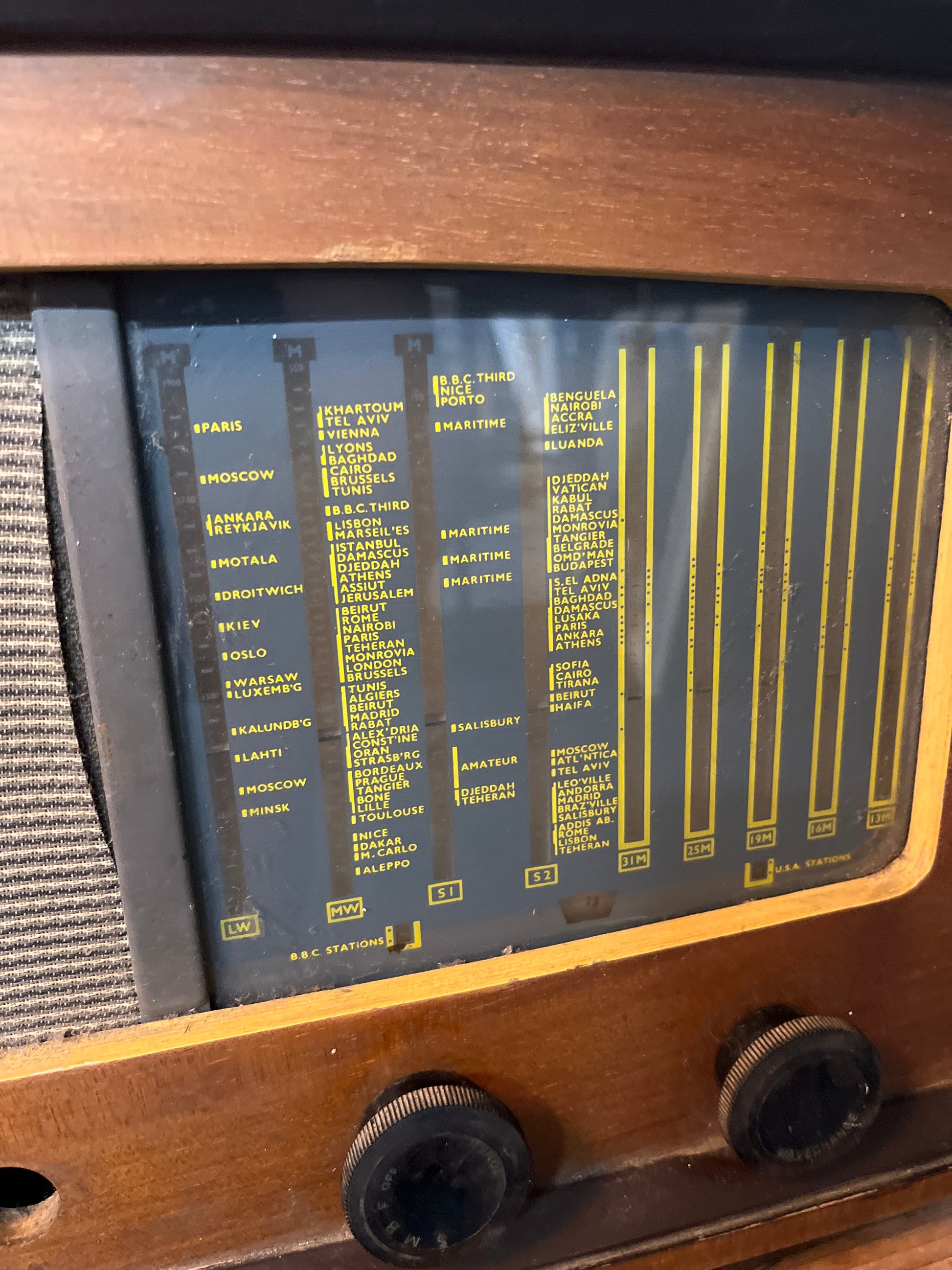 Small antique mahogany framed radio 5225