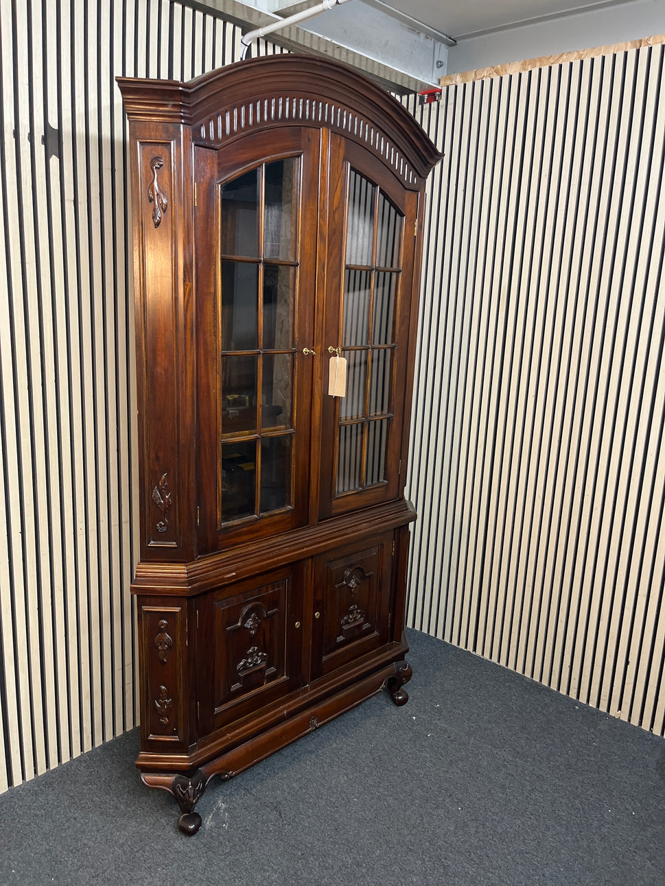Dark wooden display cabinet curved on top with glass doors (H 200 x W 120 x D 50 cm) 43807
