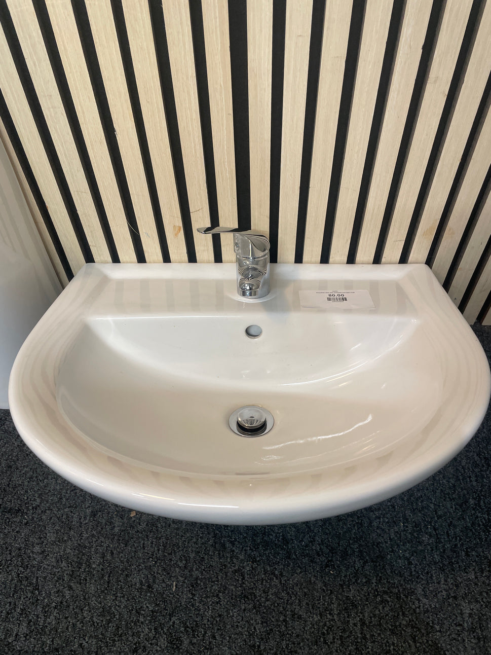 Porcelain sink with pedestal and taps 3126