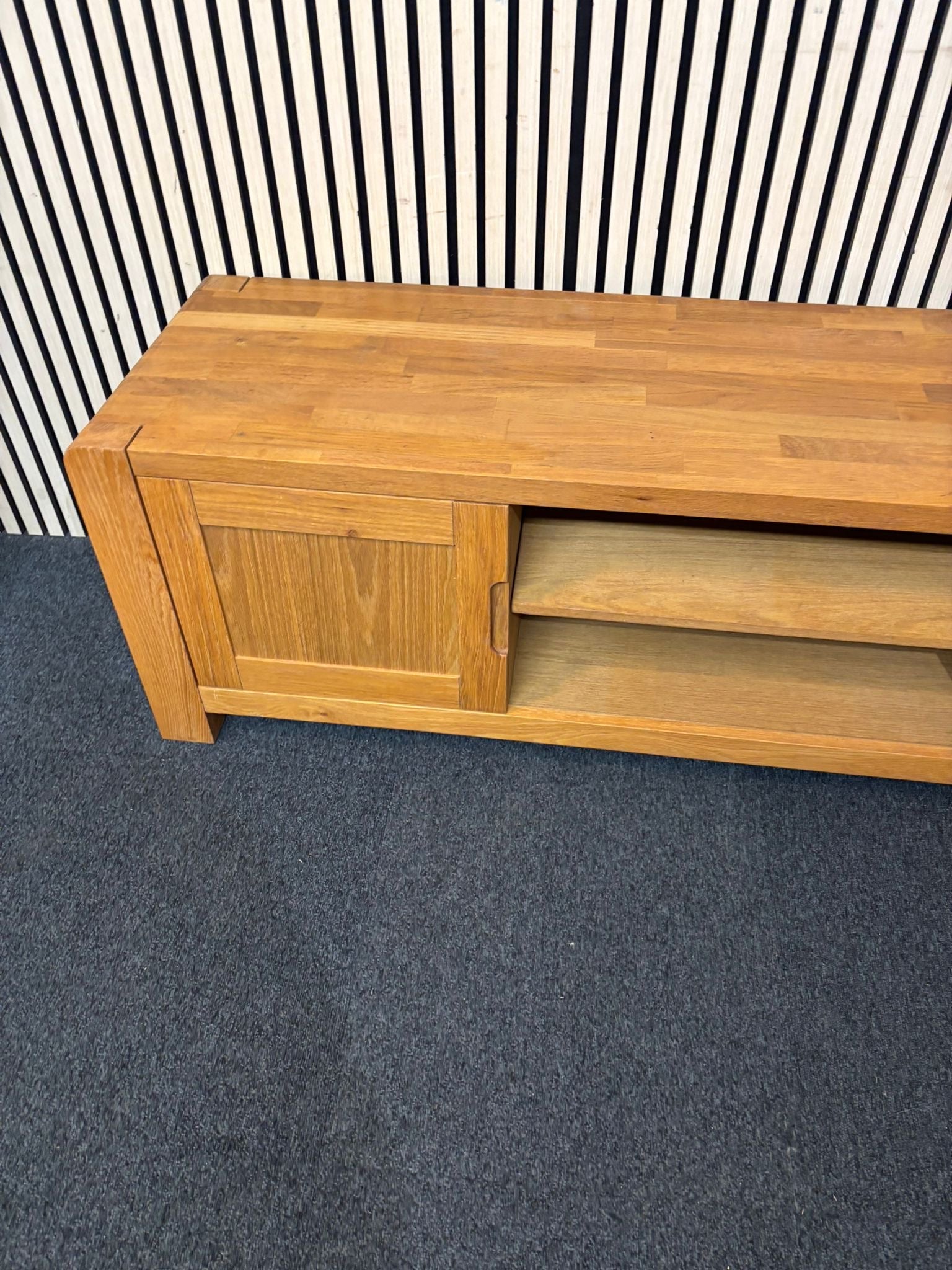Solid oak 1 door low tv unit with shelf space (H 50 x W 120 x D 45 cm) 2226