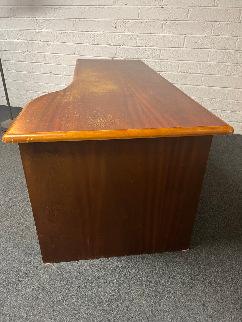 Cherry right hand wave panel desk (H 72 x W 170 x D 80 cm) 1325