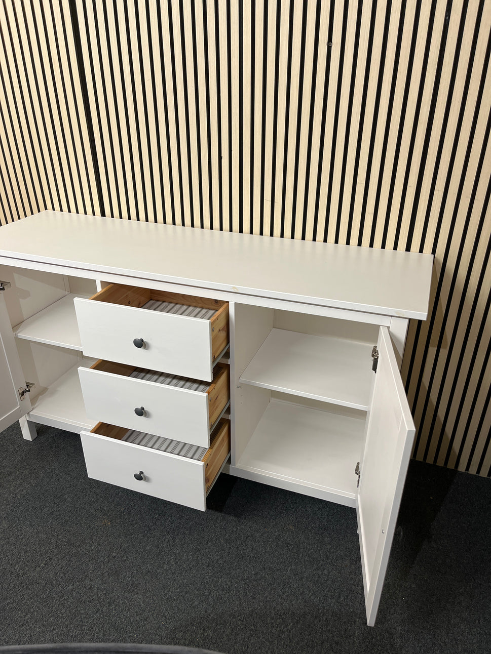 White painted 2 door 3 drawer sideboard (H 89 x W 158 x D 48 cm) 1425
