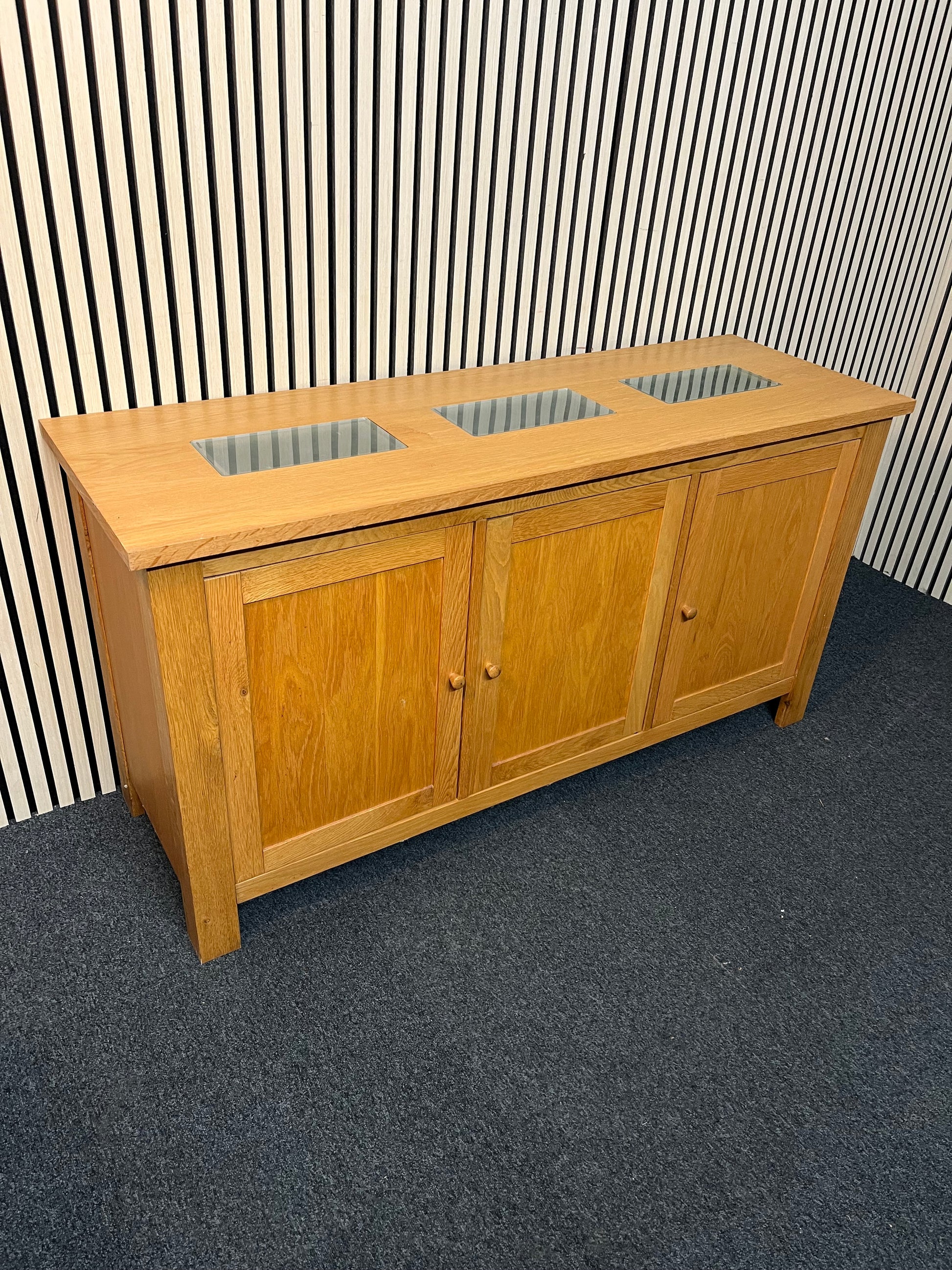 Solid oak large 3 door sideboard with protective glass top (H 78 x W 150 x D 50 cm) 1425
