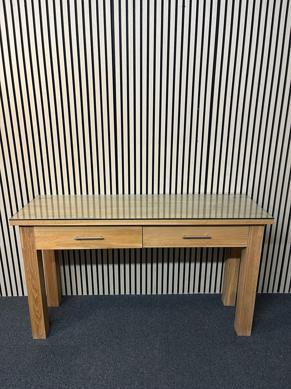 Large solid oak tall 2 drawer console table with glass top (H 79 x W 140 x D 47 cm) 1425