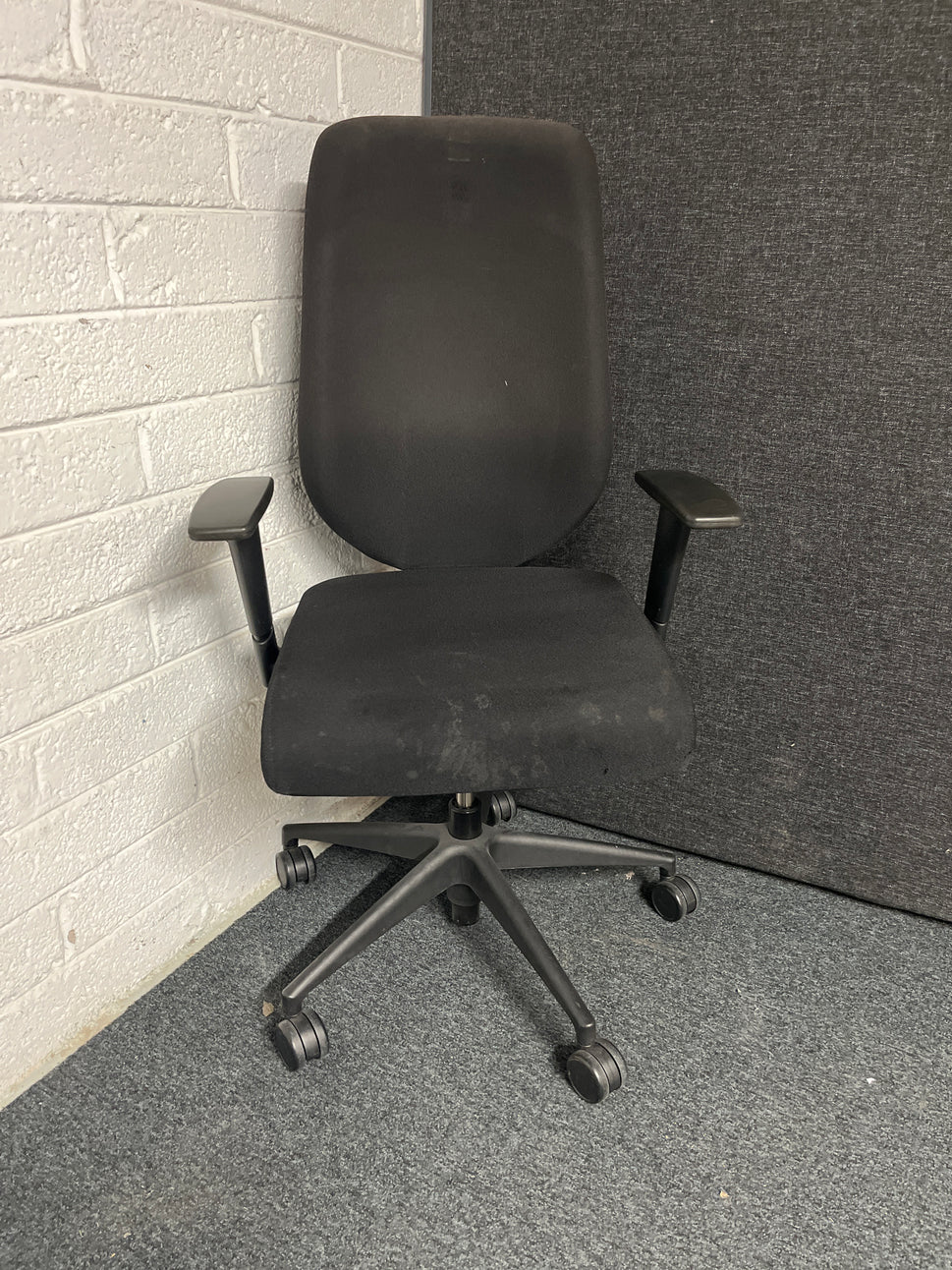 SECONDHAND high back multifunction swivel chair with arms
