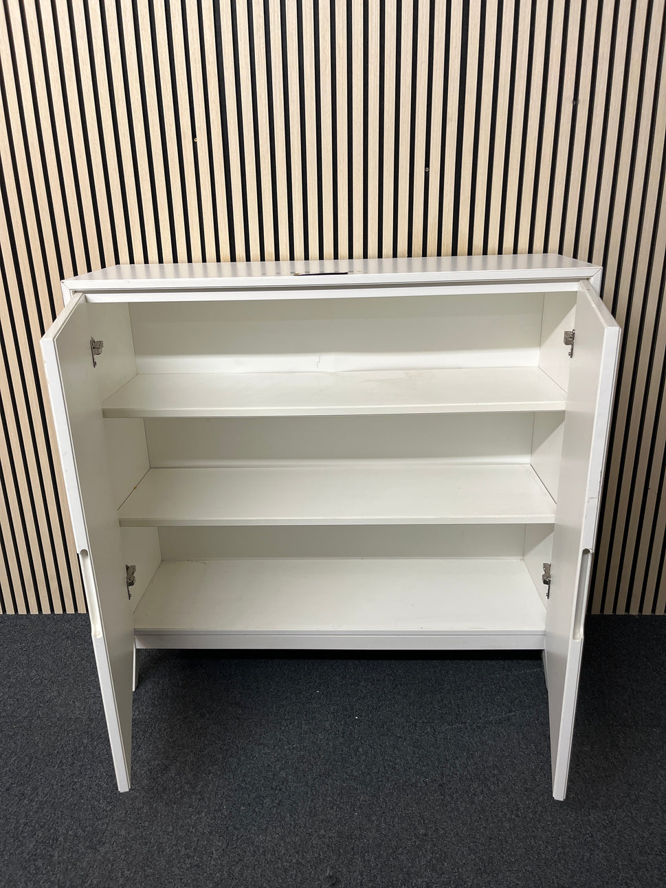 White wood laminate 2 door storage unit (H 112 x W 116 x D 38 cm) 2325