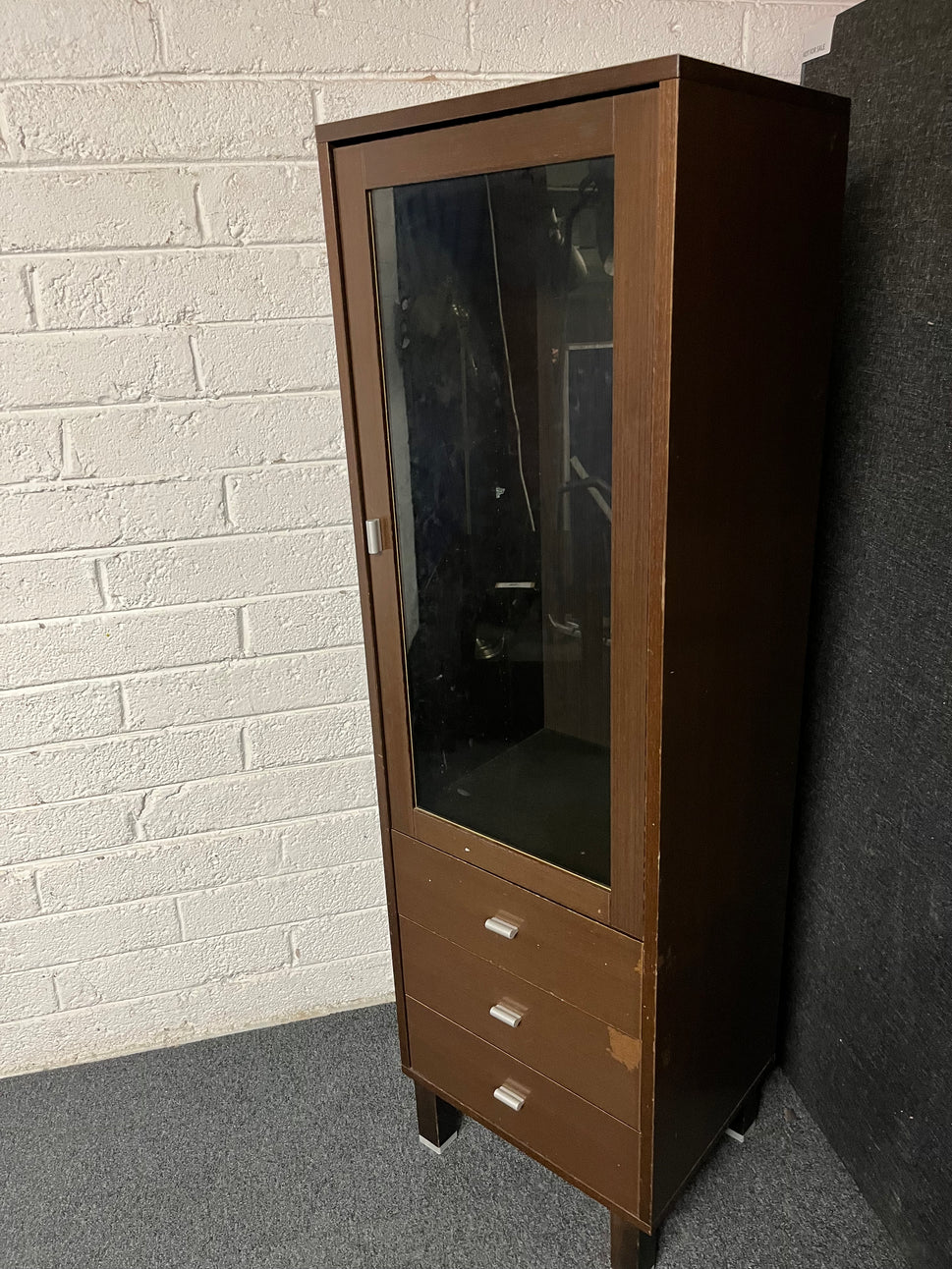 Tall mahogany laminate display cabinate with 3 drawers (H 164 x W 50 x D 42 cm) 2225