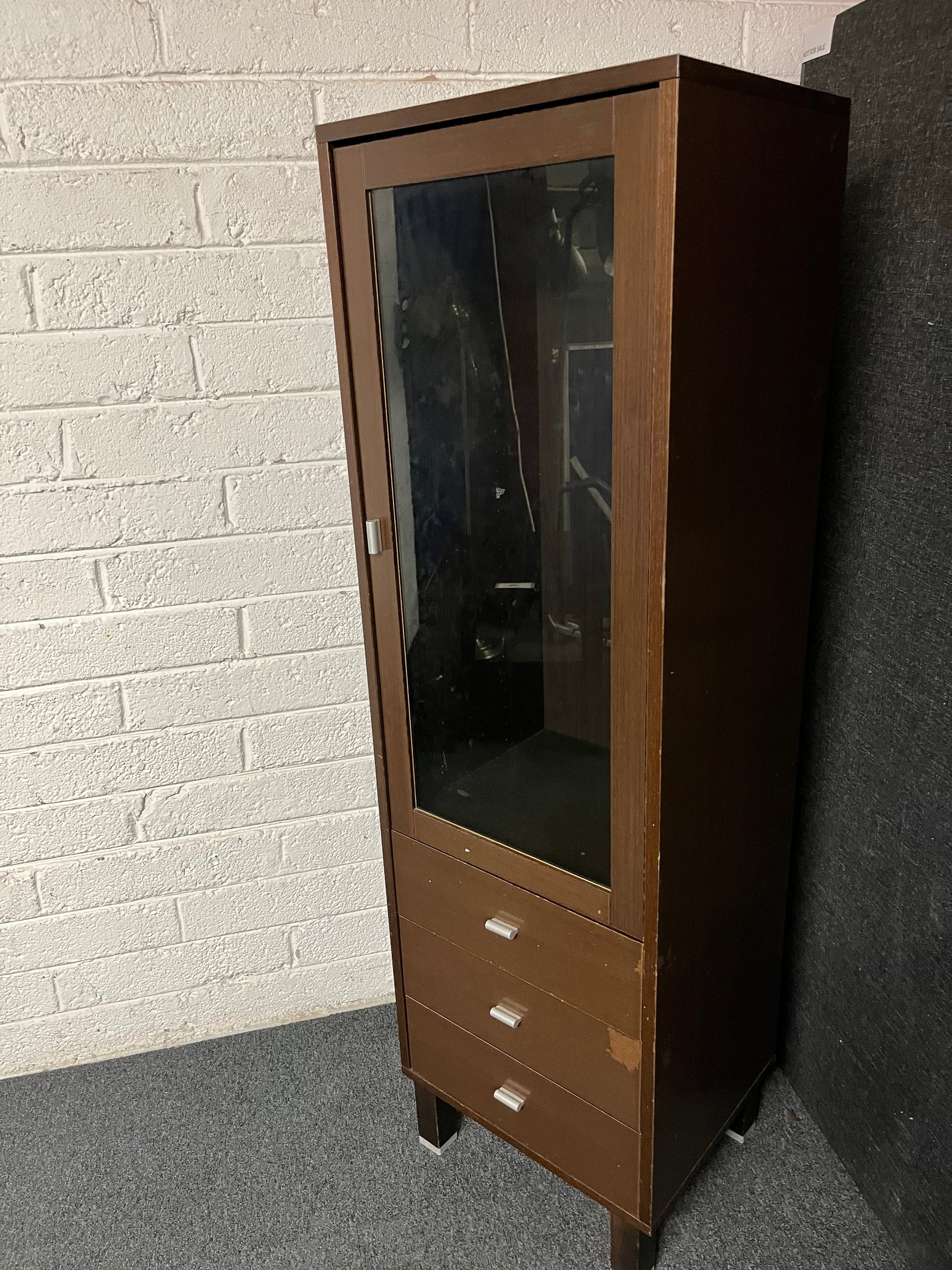 Tall mahogany laminate display cabinate with 3 drawers (H 164 x W 50 x D 42 cm) 2225
