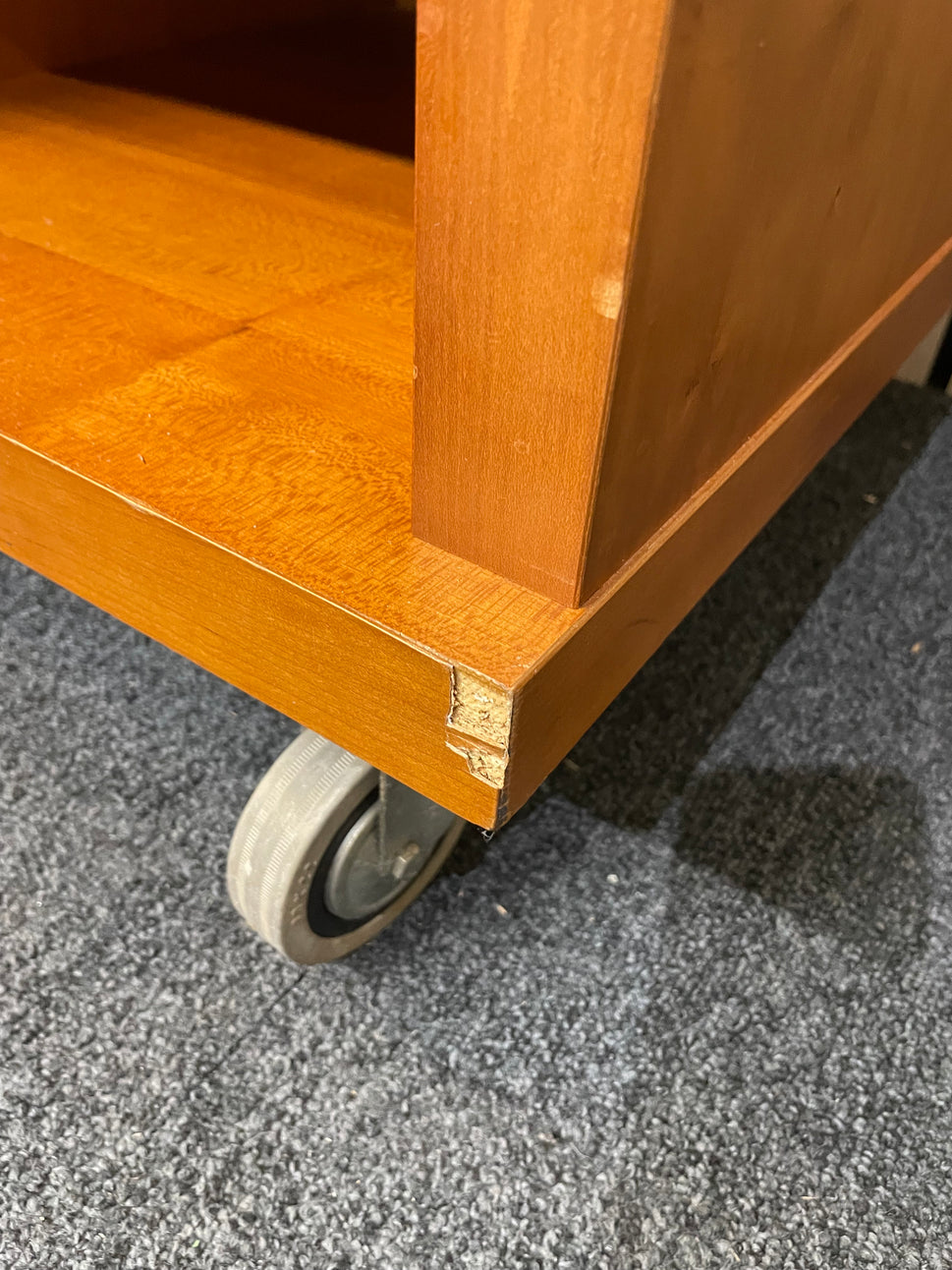 Cherry veneer low rectangular TV unit on castors (H 57 x W 122 x D 48 cm) 4225