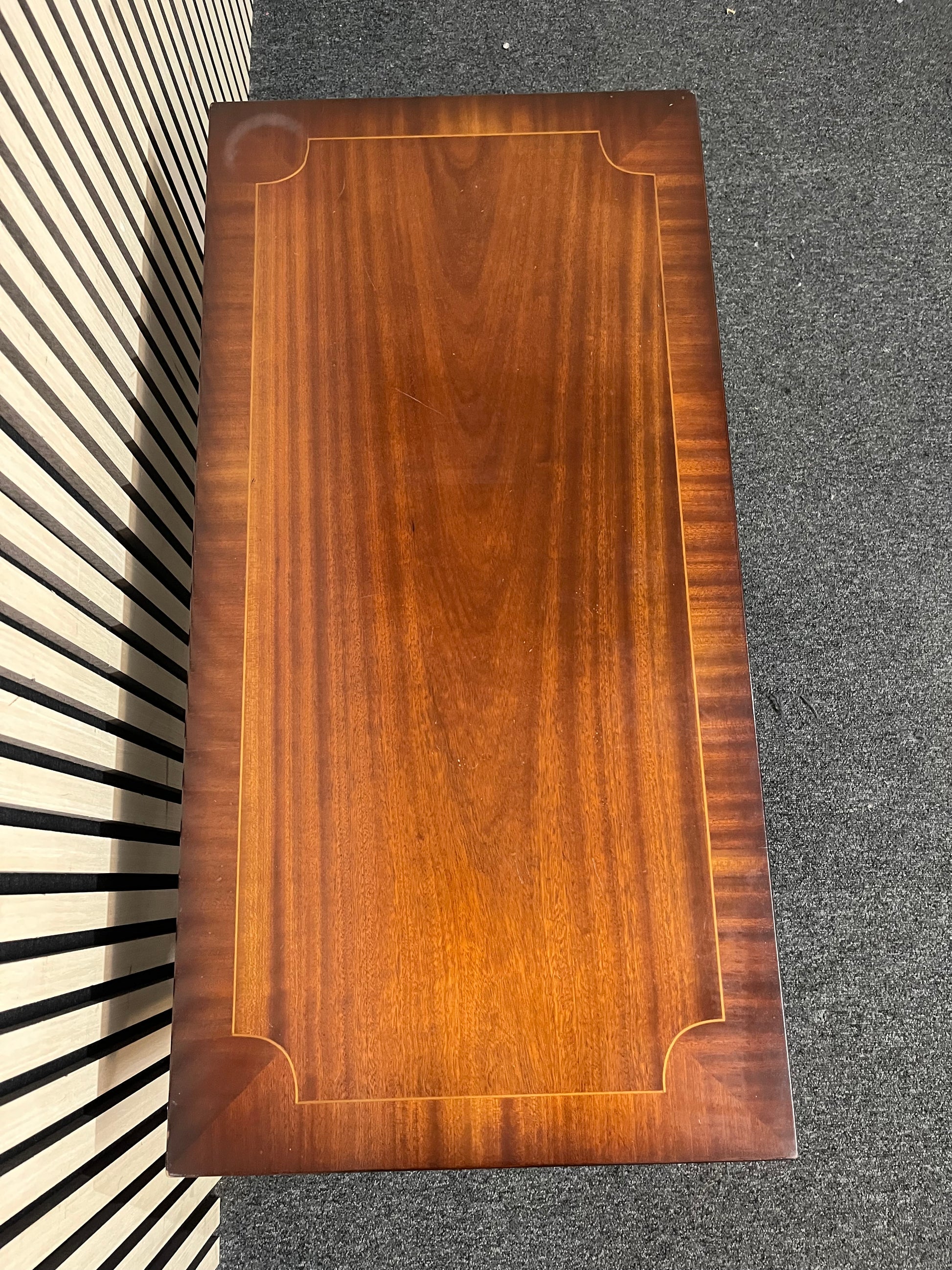 Mahogany coffee table (H 46 x W 86 x D 43 cm) 3126