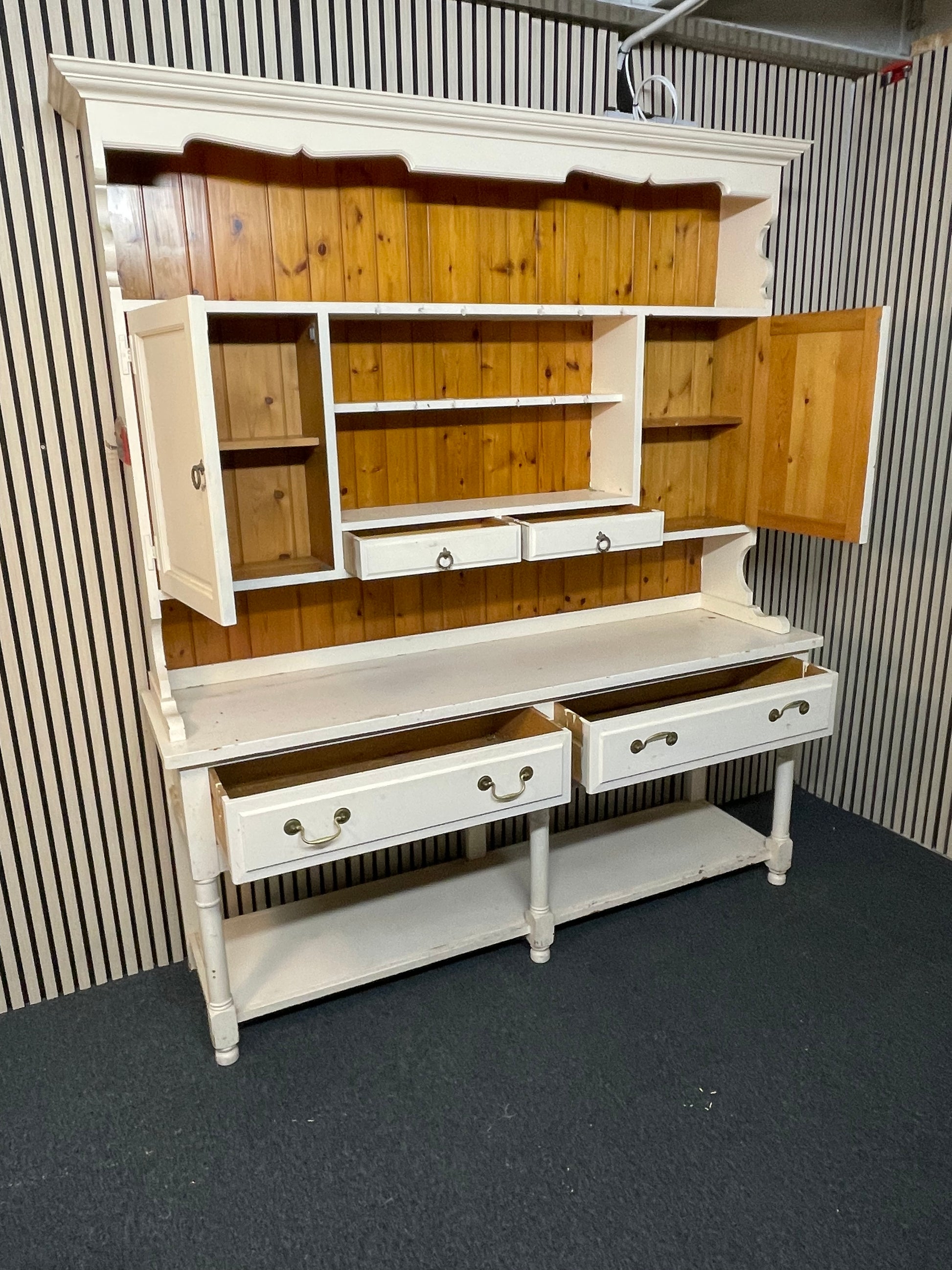 Large cream painted solid pine kitchen dresser (H 210 x W 180 x D 47 cm( 2425