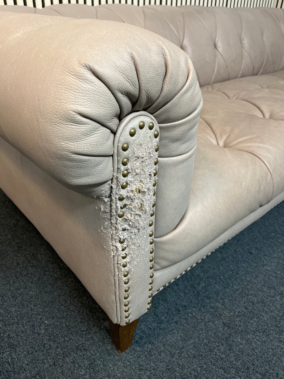 3 seater dark cream leather chesterfield sofa - button back, scratches to the side of the sofa, damaged springs 43739