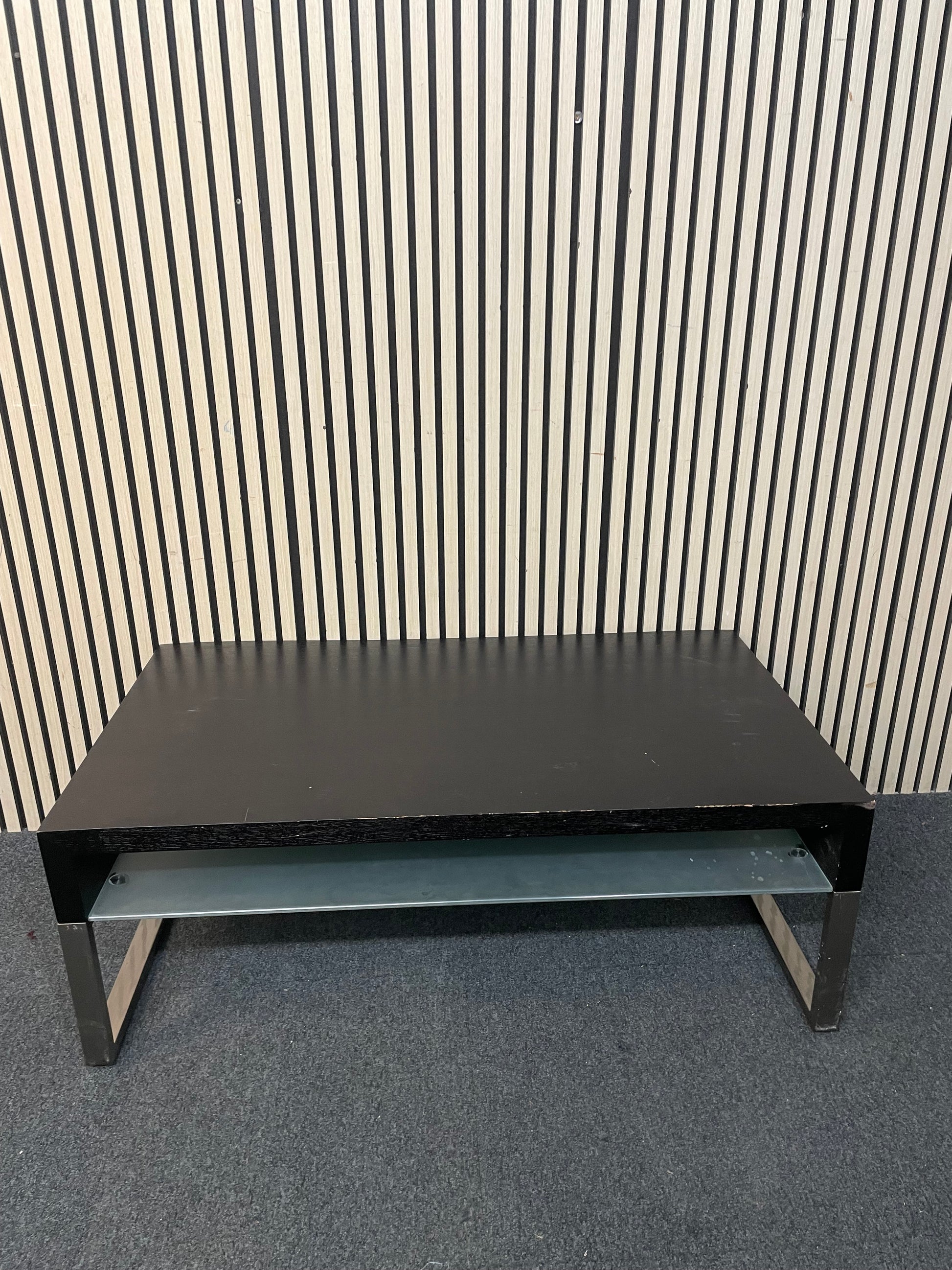 Low darkwood and glass coffee table with metal frame (H 43 x 115 x D 65 cm) 3126