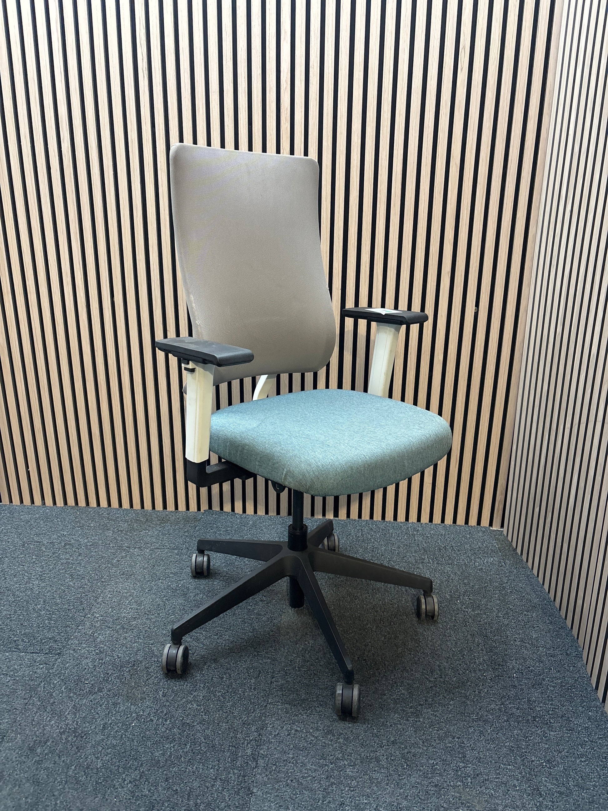 Miku secondhand mesh task swivel chair with back height adjustment, synchronised mechanism and 3D adjustable arms- Teal seat fabric